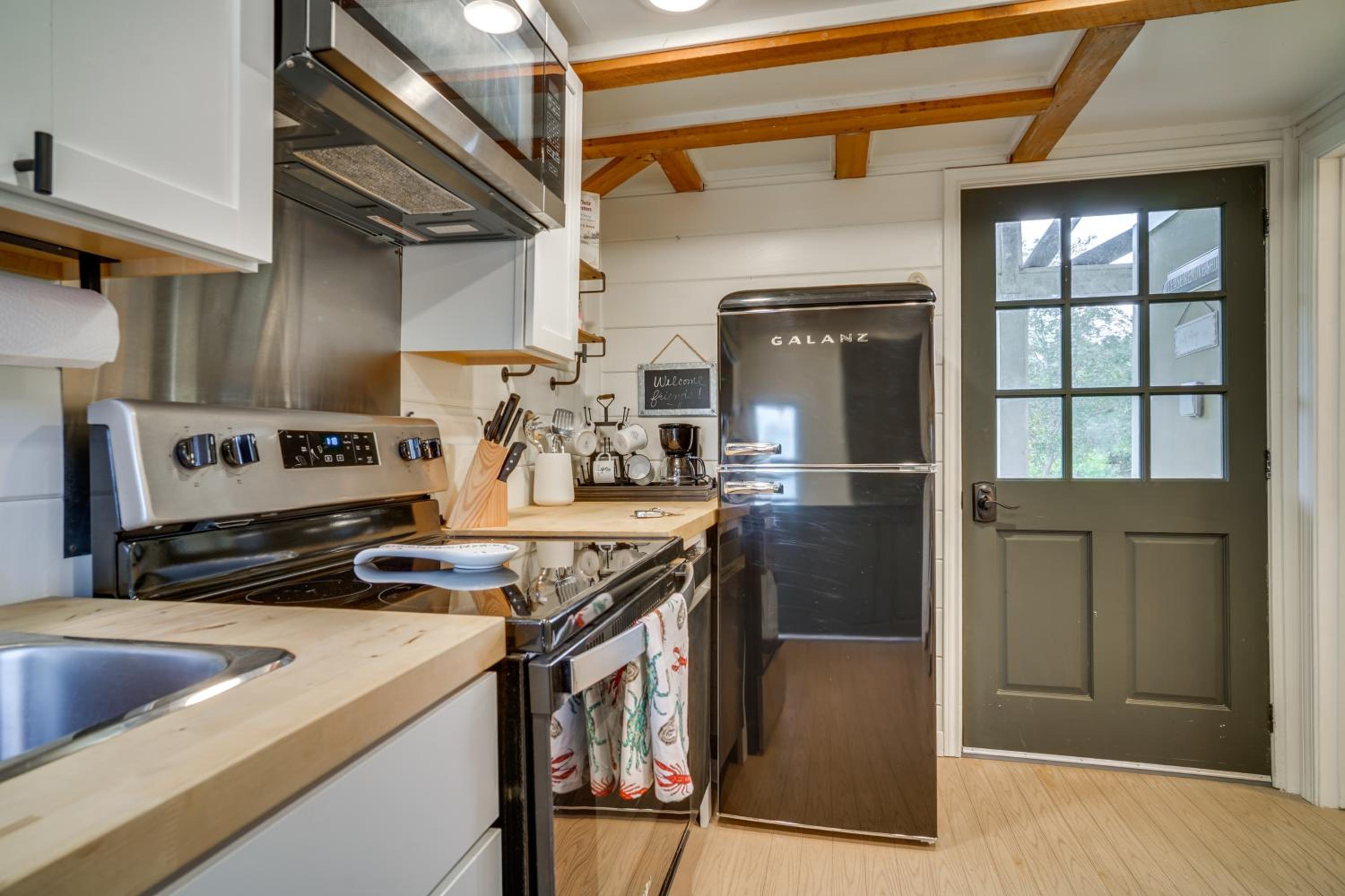Cozy Couples Retreat with Porch on Bayou Teche!