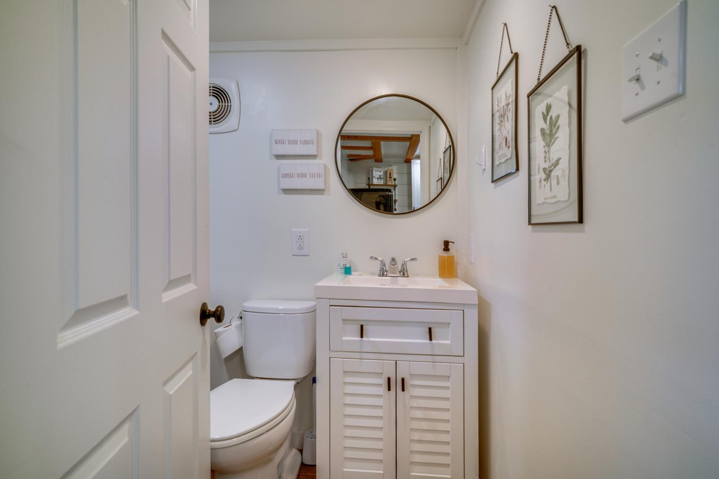 Cozy Couples Retreat with Porch on Bayou Teche!