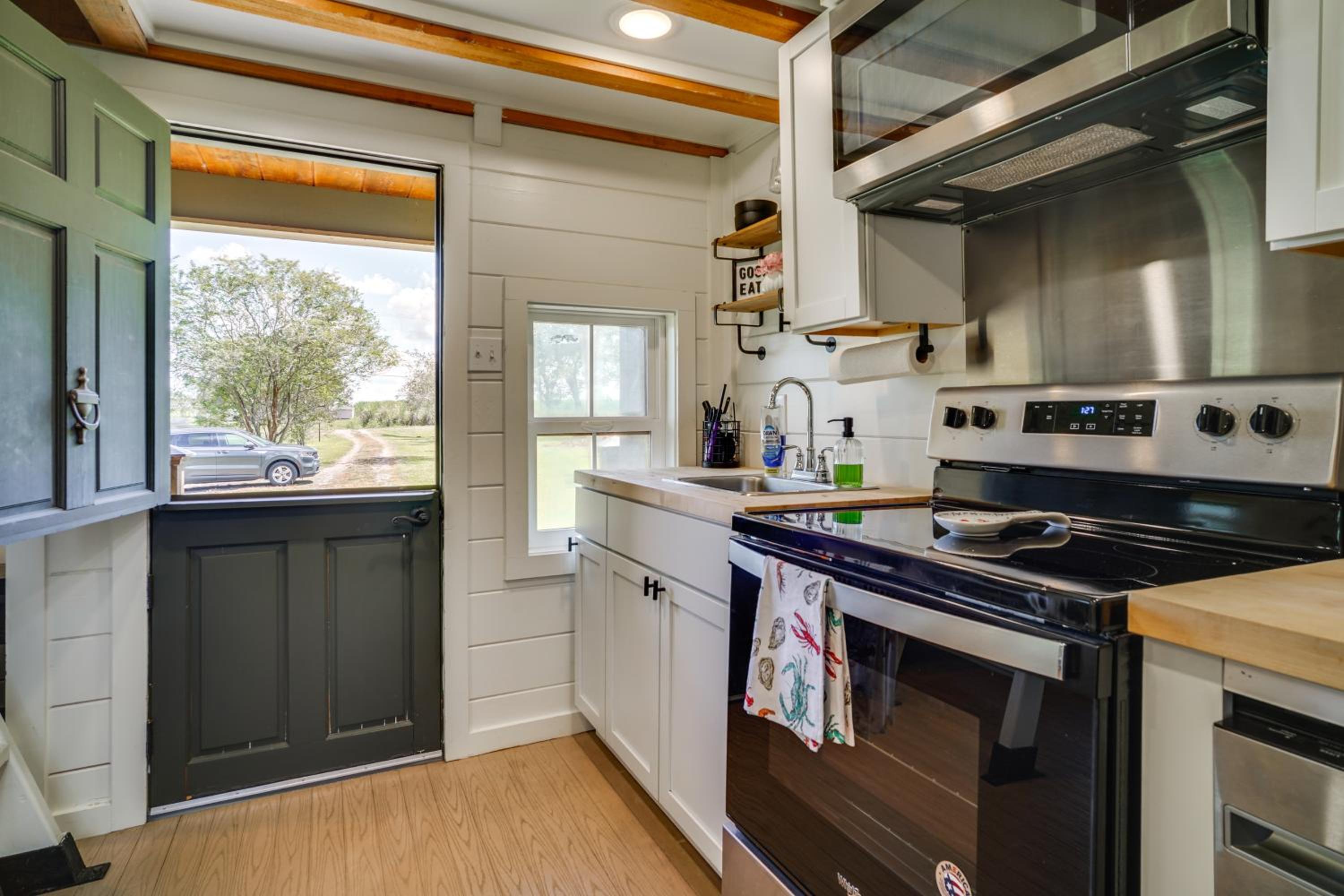 Cozy Couples Retreat with Porch on Bayou Teche!