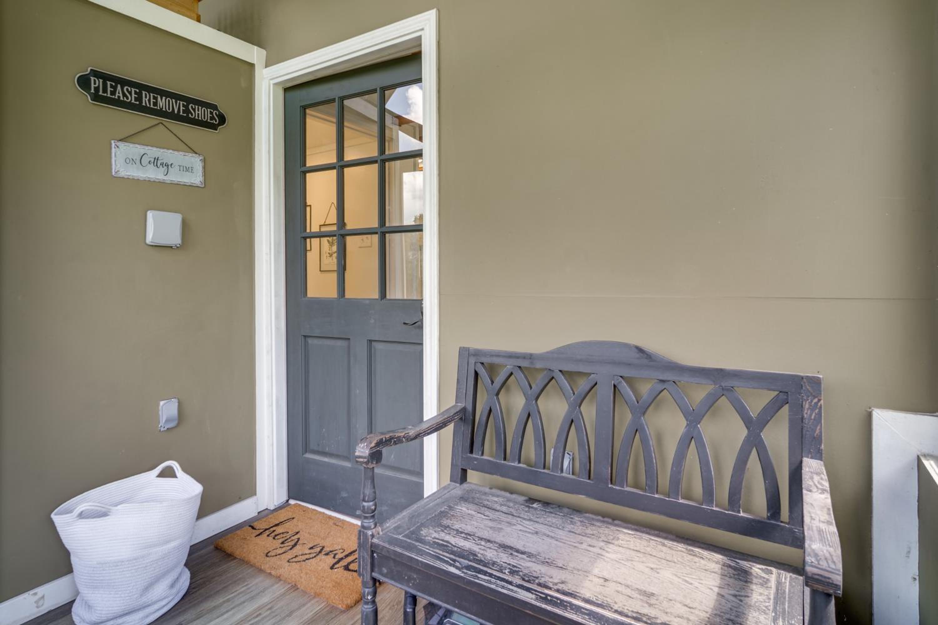 Cozy Couples Retreat with Porch on Bayou Teche!