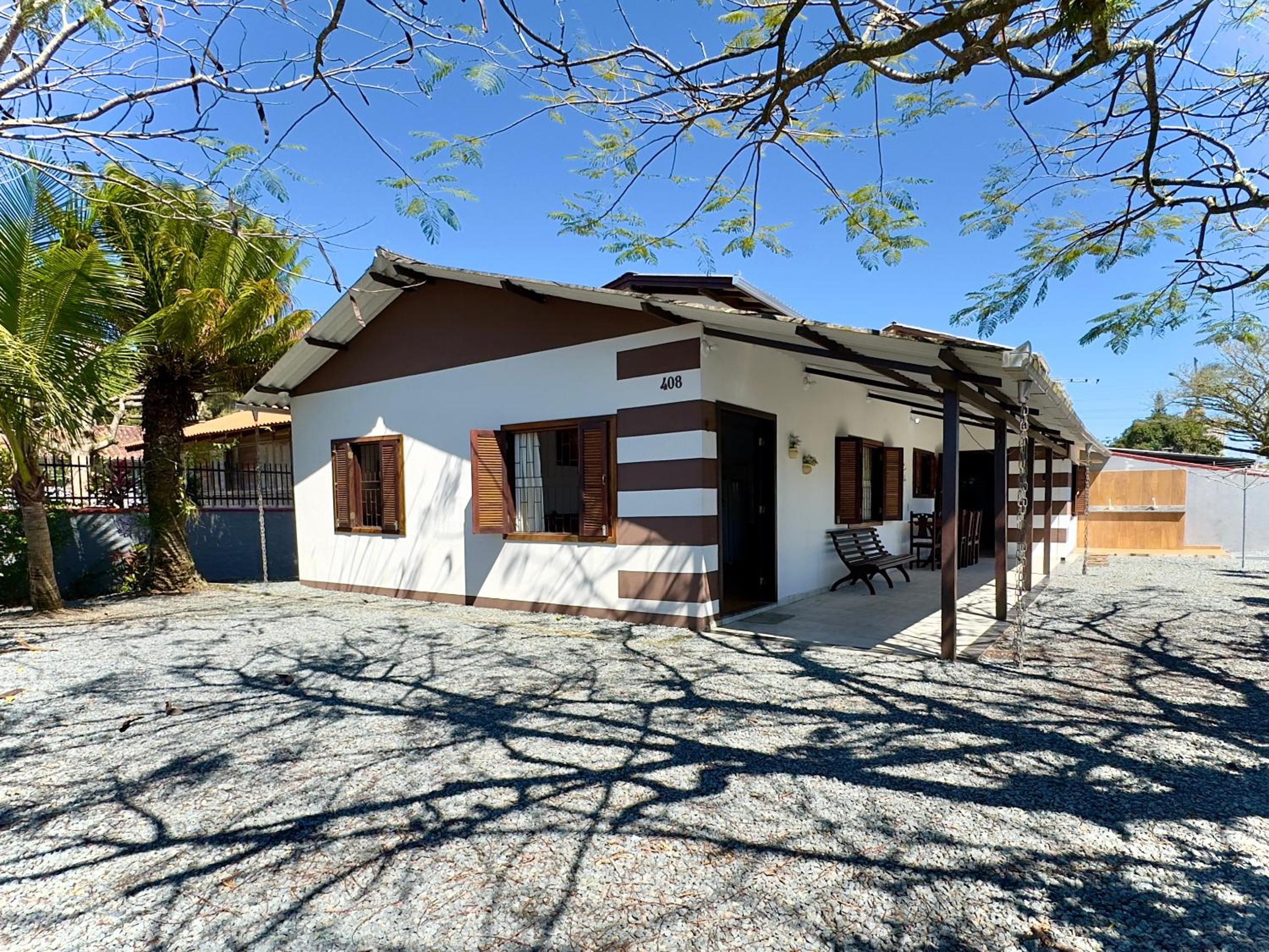 Casa Completa em Penha a poucos passos da PRAIA com Wi Fi TV e Cozinha Equipada Churrasqueira Privativa Ares condicionados Perfeito para Férias em Família