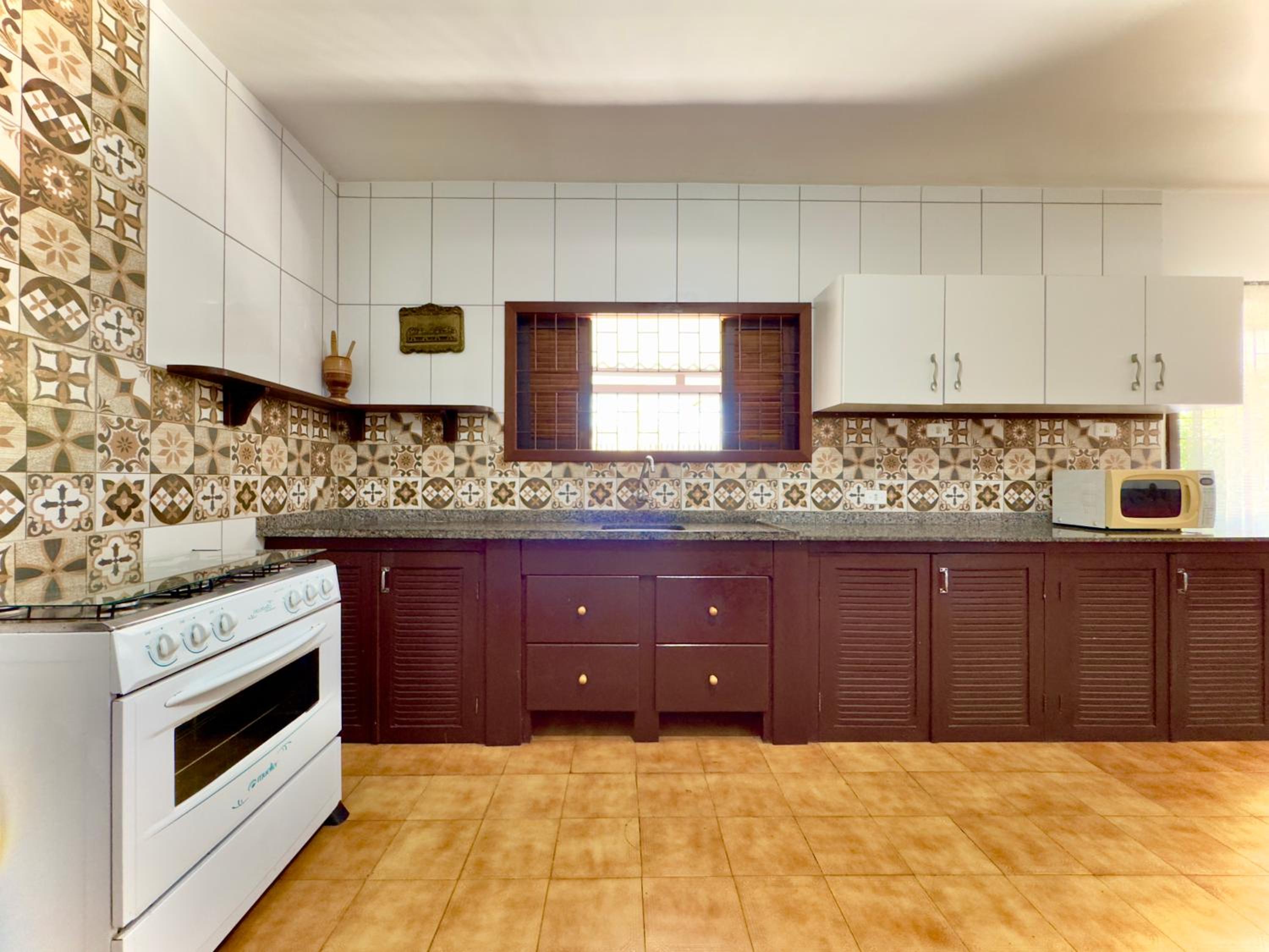 Casa Completa em Penha a poucos passos da PRAIA com Wi Fi TV e Cozinha Equipada Churrasqueira Privativa Ares condicionados Perfeito para Férias em Família