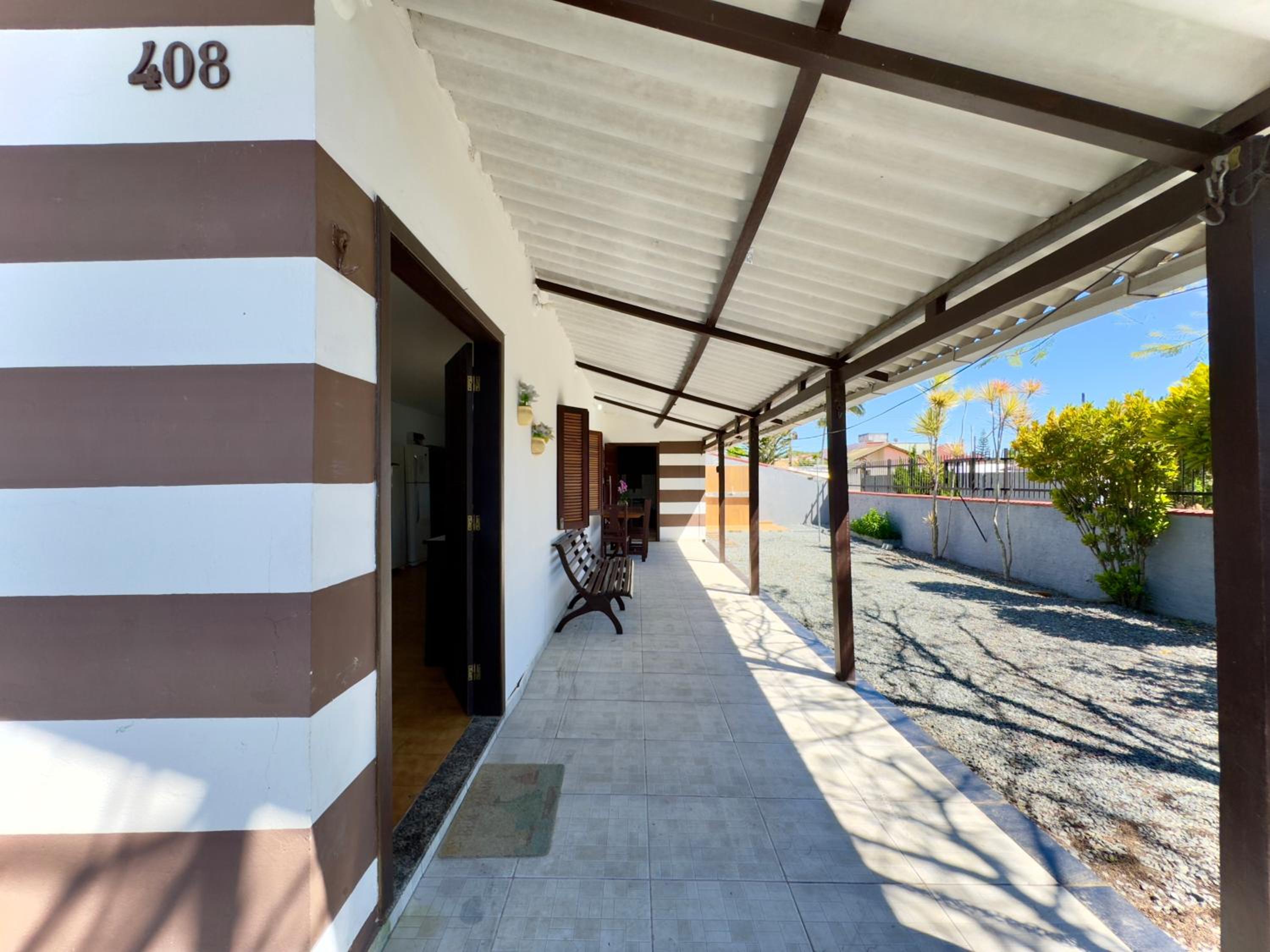 Casa Completa em Penha a poucos passos da PRAIA com Wi Fi TV e Cozinha Equipada Churrasqueira Privativa Ares condicionados Perfeito para Férias em Família