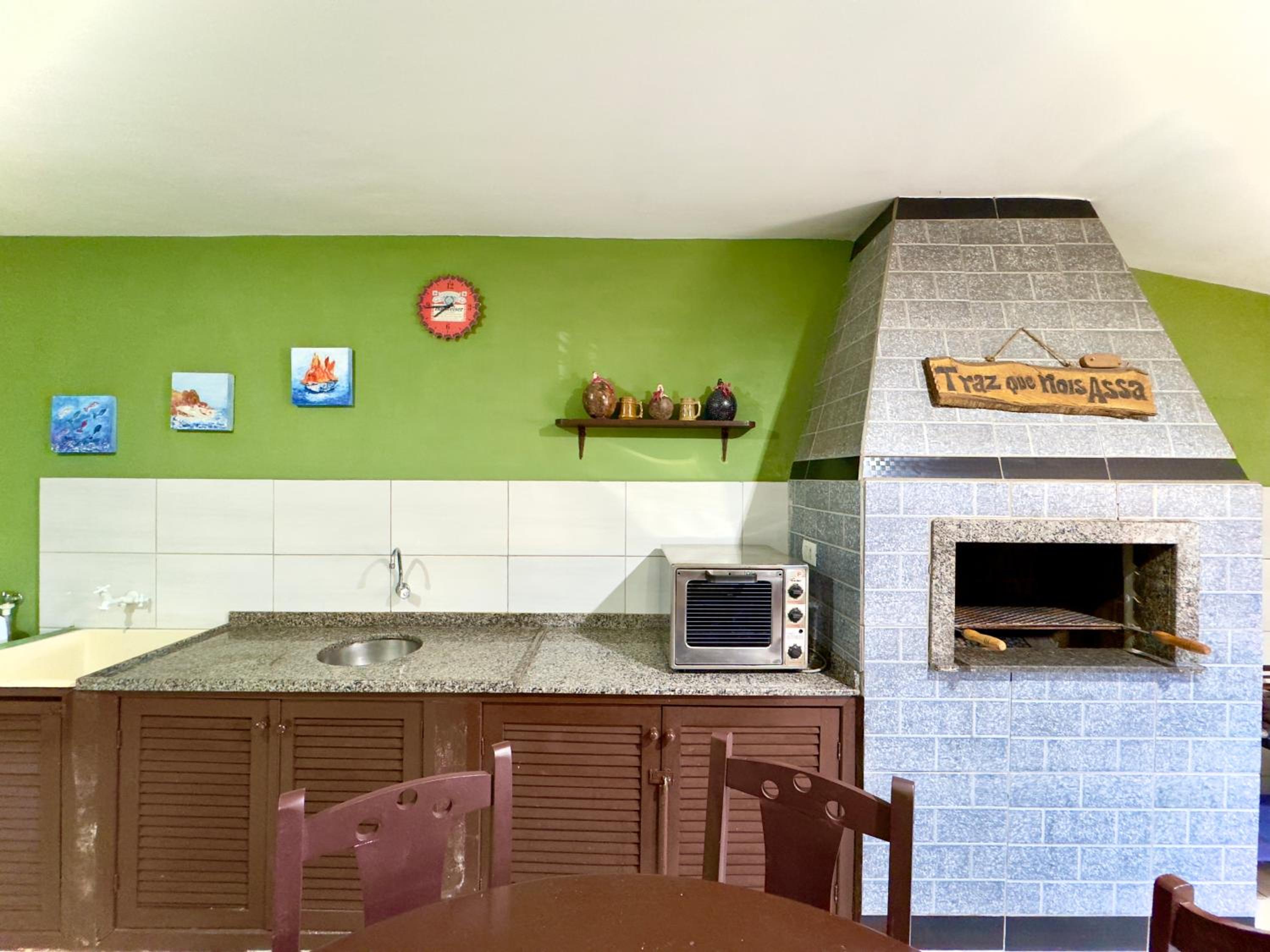 Casa Completa em Penha a poucos passos da PRAIA com Wi Fi TV e Cozinha Equipada Churrasqueira Privativa Ares condicionados Perfeito para Férias em Família