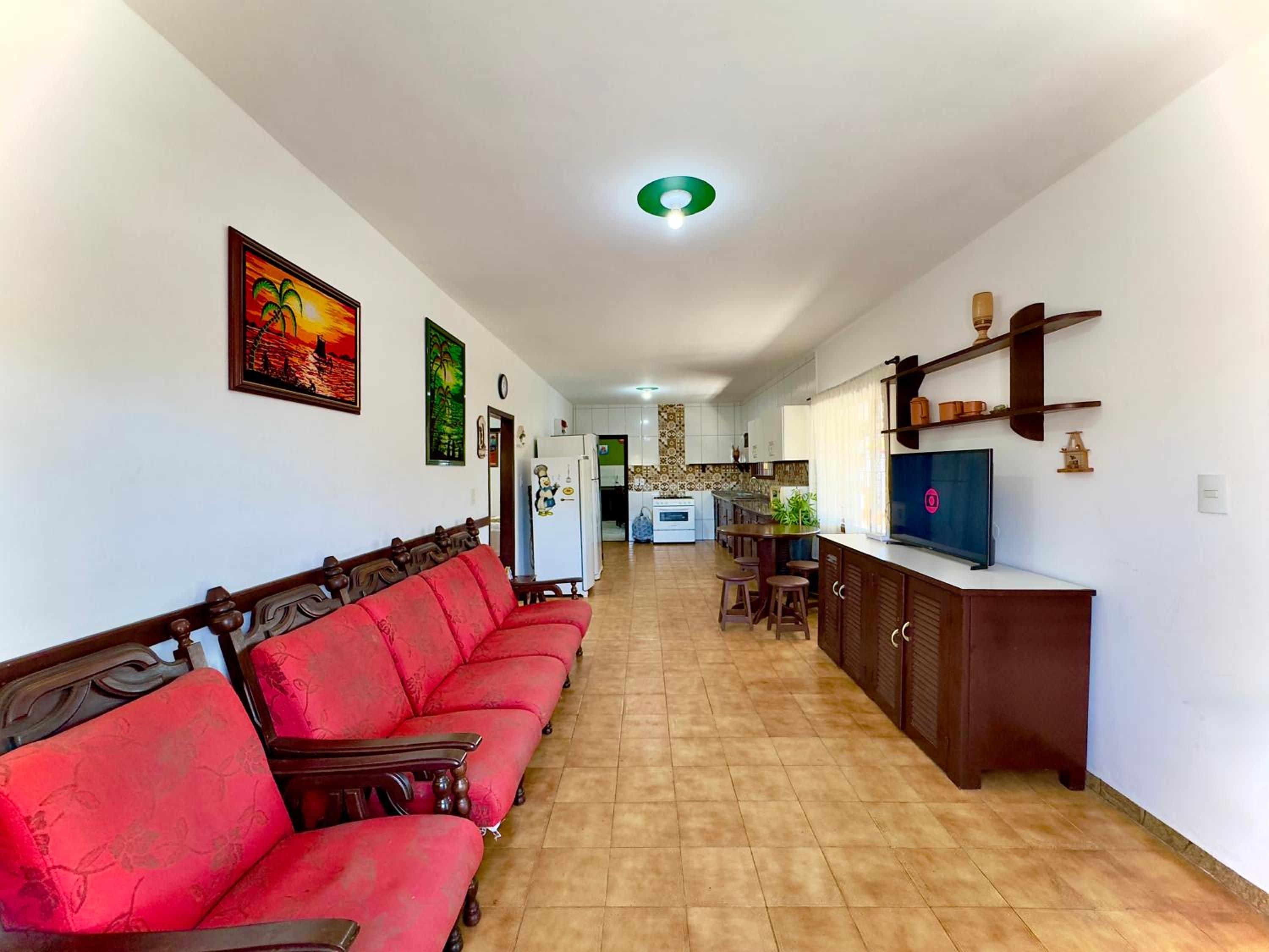 Casa Completa em Penha a poucos passos da PRAIA com Wi Fi TV e Cozinha Equipada Churrasqueira Privativa Ares condicionados Perfeito para Férias em Família