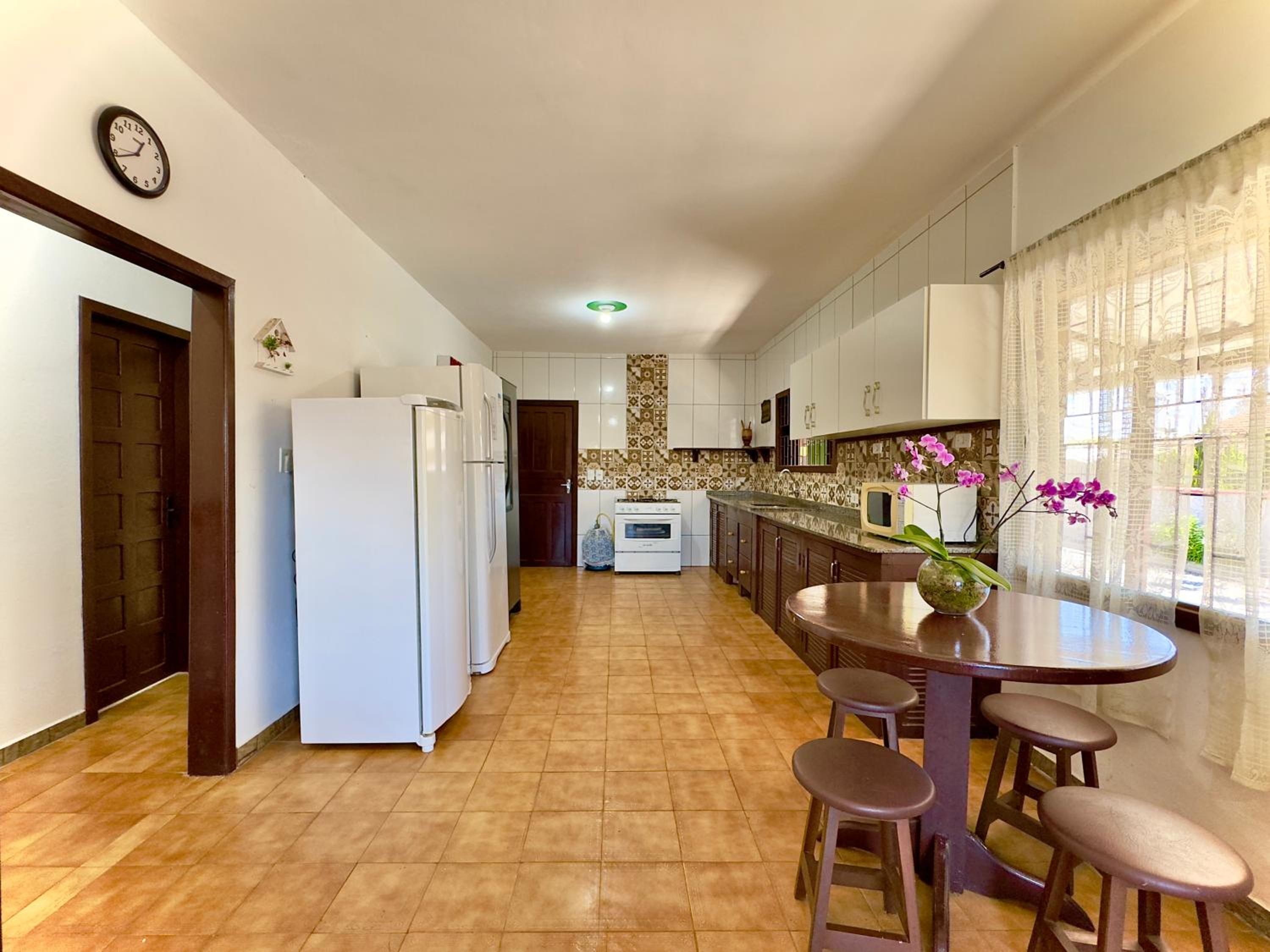 Casa Completa em Penha a poucos passos da PRAIA com Wi Fi TV e Cozinha Equipada Churrasqueira Privativa Ares condicionados Perfeito para Férias em Família