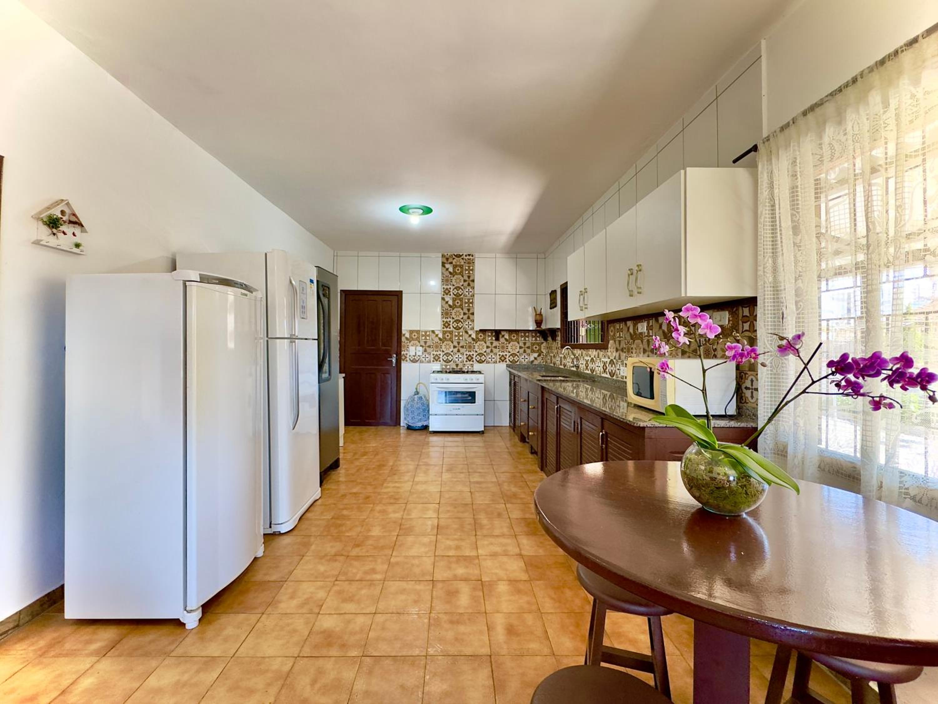 Casa Completa em Penha a poucos passos da PRAIA com Wi Fi TV e Cozinha Equipada Churrasqueira Privativa Ares condicionados Perfeito para Férias em Família