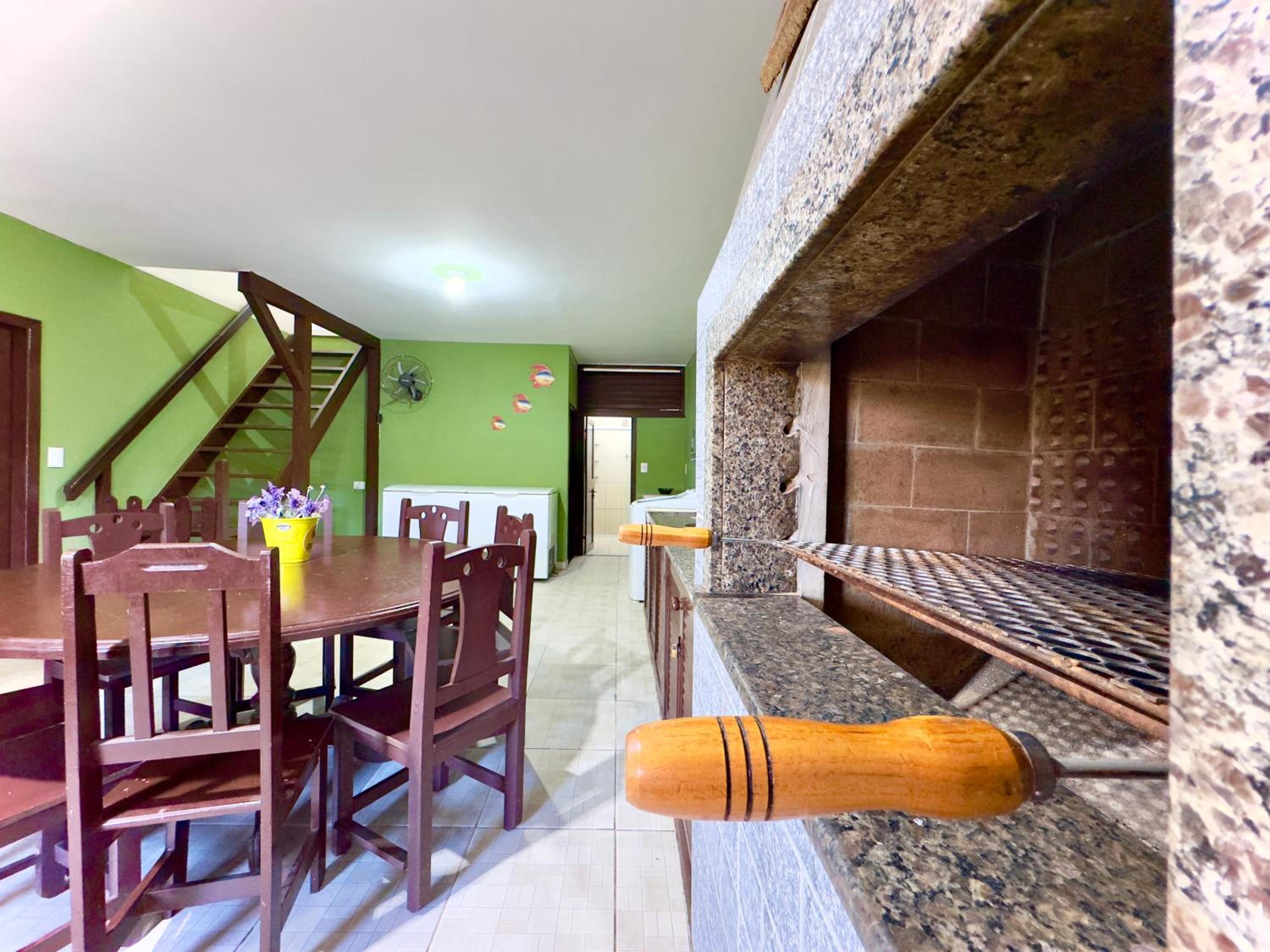 Casa Completa em Penha a poucos passos da PRAIA com Wi Fi TV e Cozinha Equipada Churrasqueira Privativa Ares condicionados Perfeito para Férias em Família