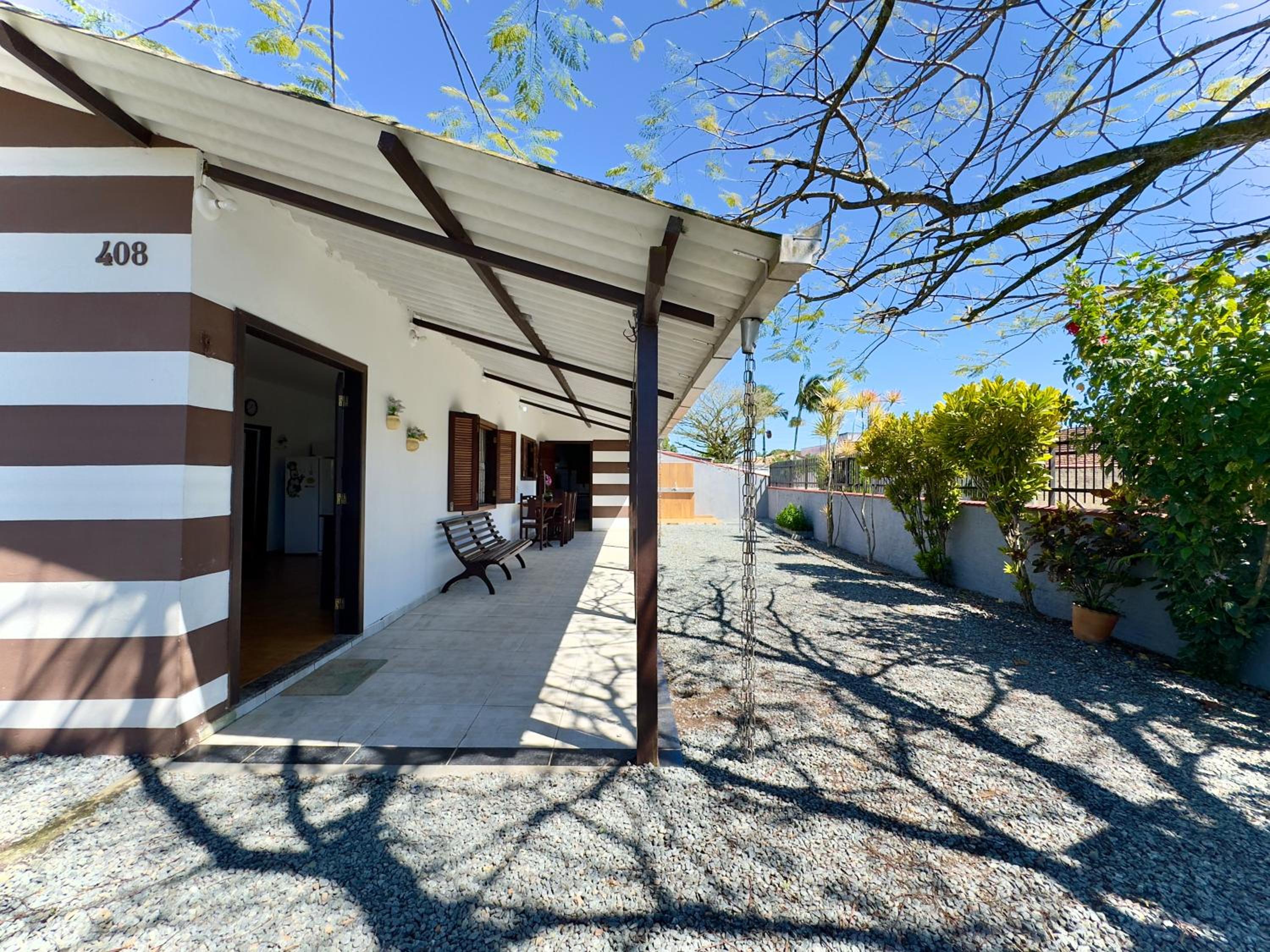 Casa Completa em Penha a poucos passos da PRAIA com Wi Fi TV e Cozinha Equipada Churrasqueira Privativa Ares condicionados Perfeito para Férias em Família