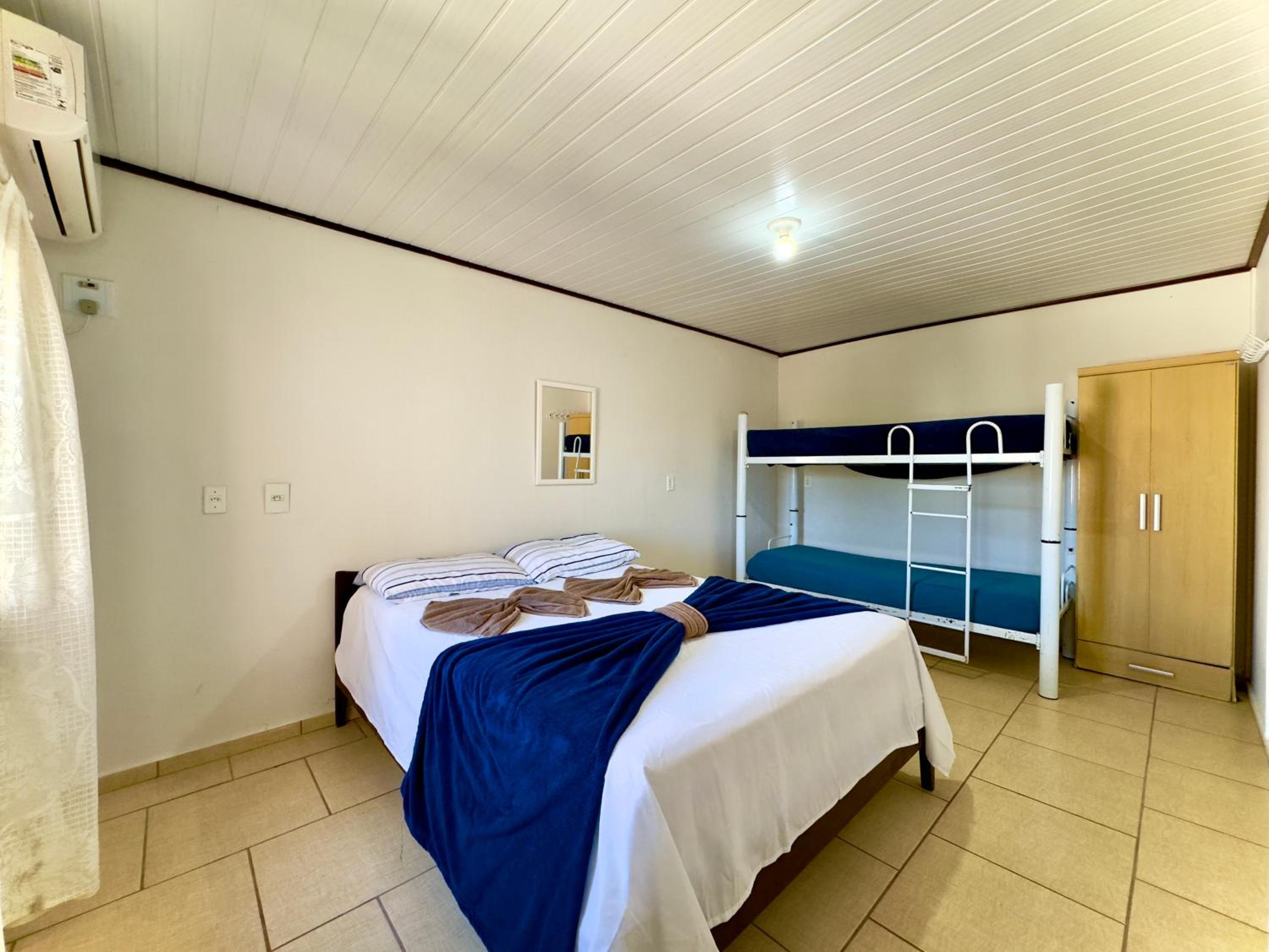Casa Completa em Penha a poucos passos da PRAIA com Wi Fi TV e Cozinha Equipada Churrasqueira Privativa Ares condicionados Perfeito para Férias em Família
