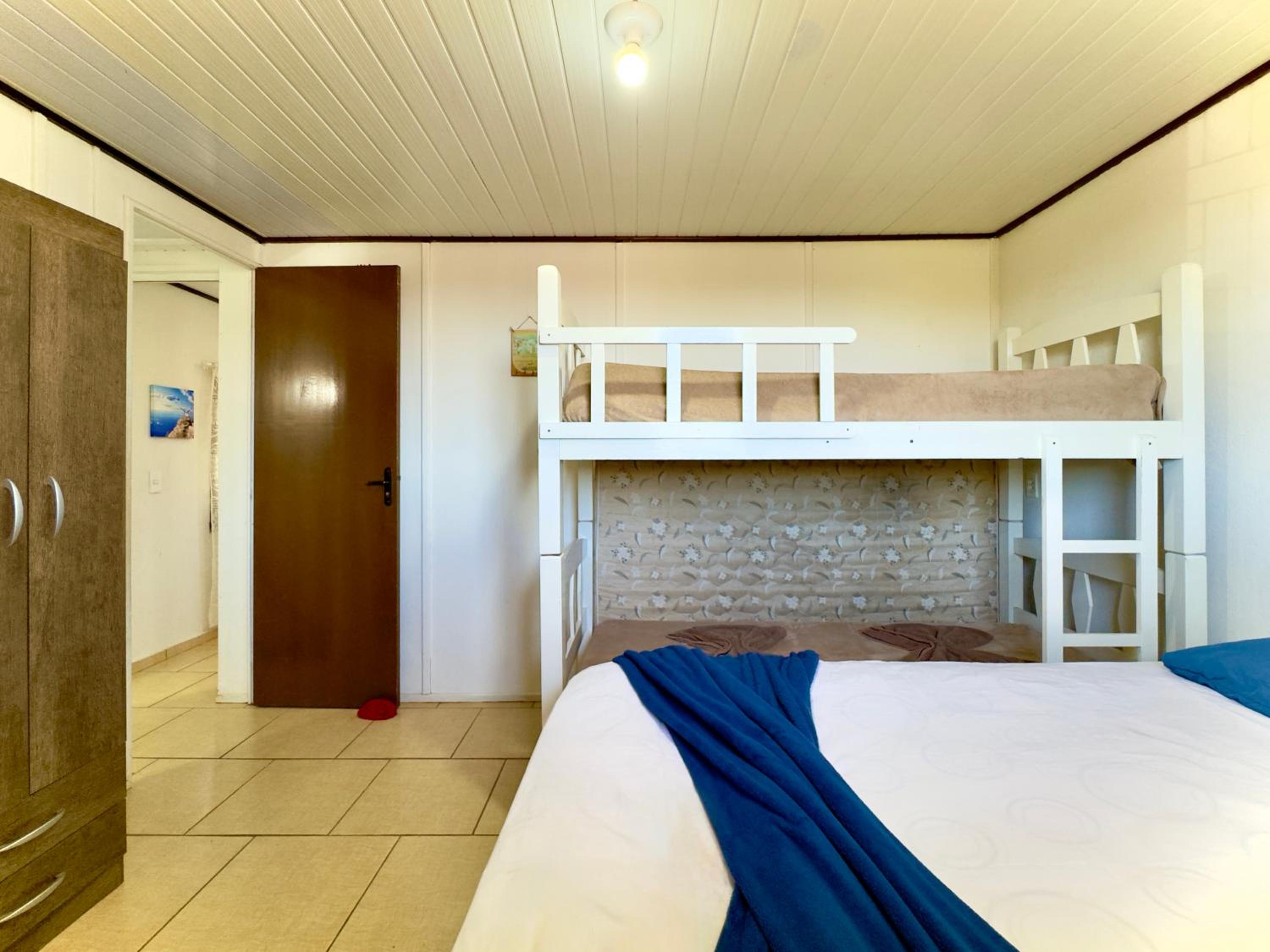 Casa Completa em Penha a poucos passos da PRAIA com Wi Fi TV e Cozinha Equipada Churrasqueira Privativa Ares condicionados Perfeito para Férias em Família