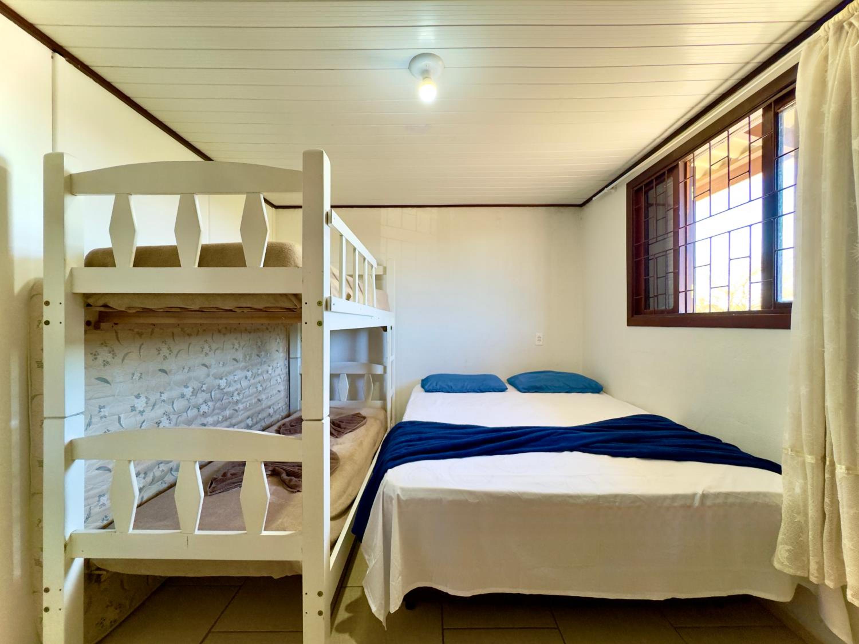 Casa Completa em Penha a poucos passos da PRAIA com Wi Fi TV e Cozinha Equipada Churrasqueira Privativa Ares condicionados Perfeito para Férias em Família