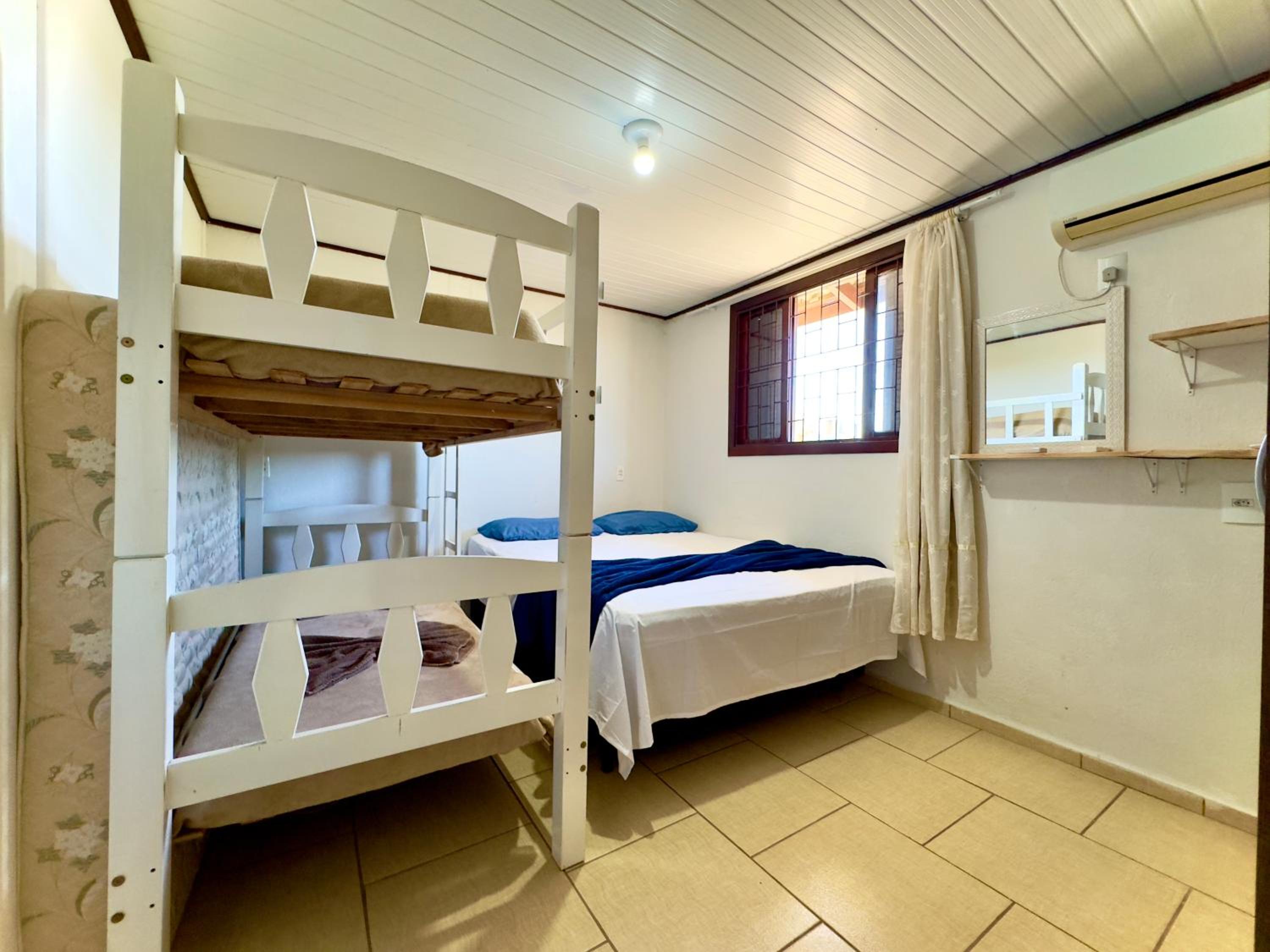 Casa Completa em Penha a poucos passos da PRAIA com Wi Fi TV e Cozinha Equipada Churrasqueira Privativa Ares condicionados Perfeito para Férias em Família