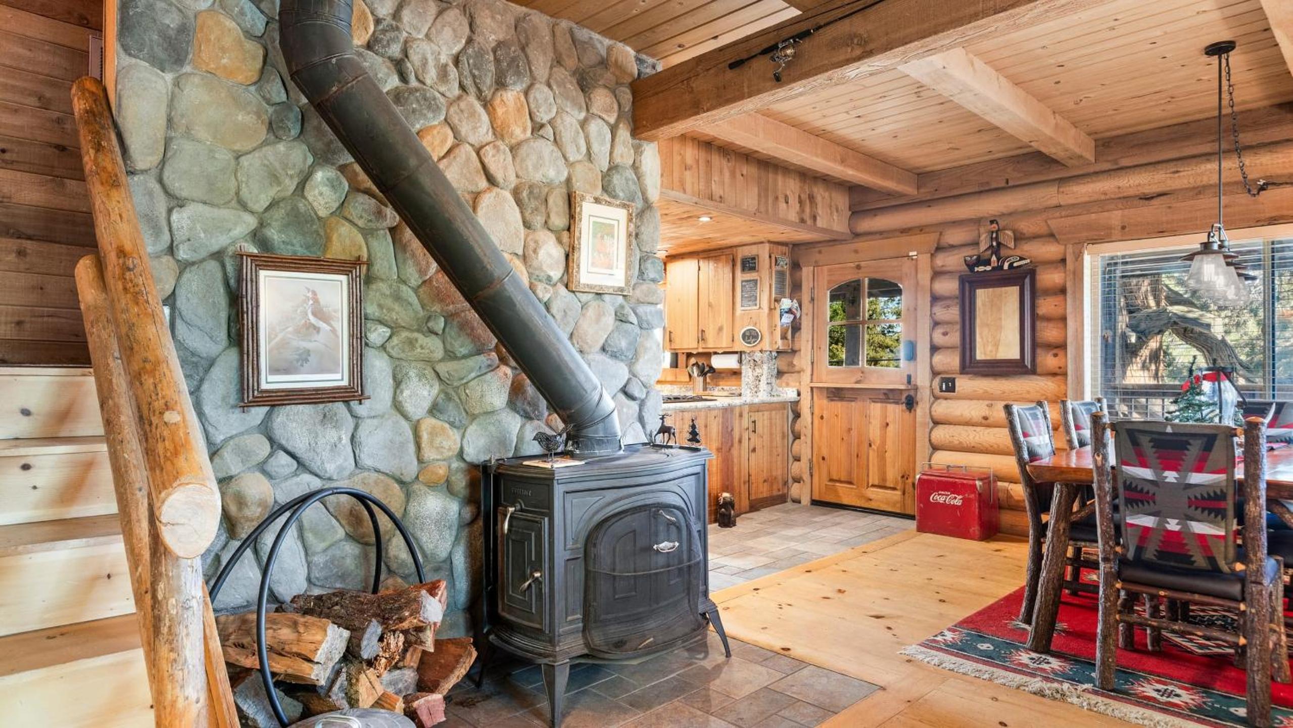Big Tree Lodge Cozy Cabin w Firepit Piano Bar Deck