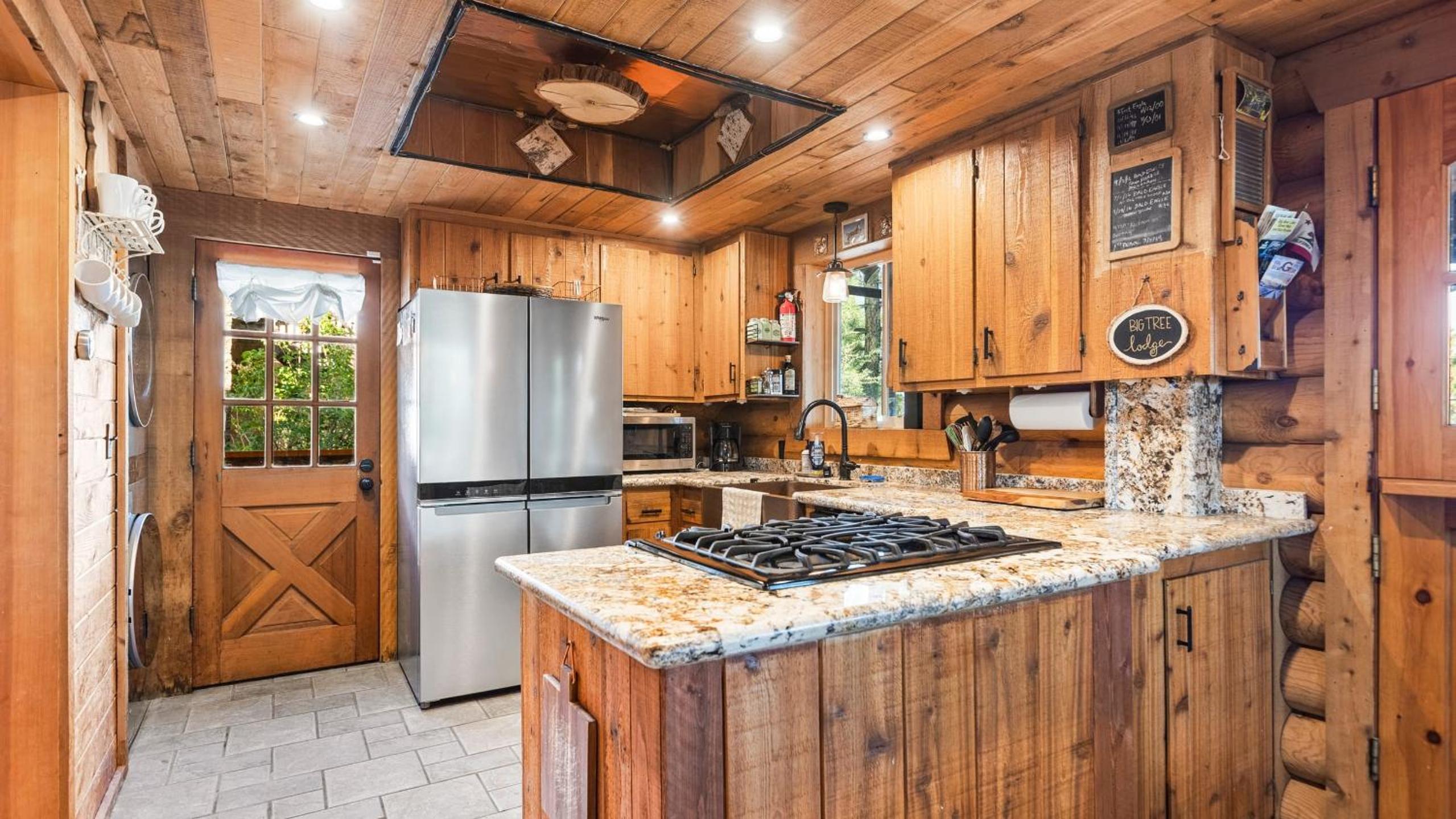 Big Tree Lodge Cozy Cabin w Firepit Piano Bar Deck
