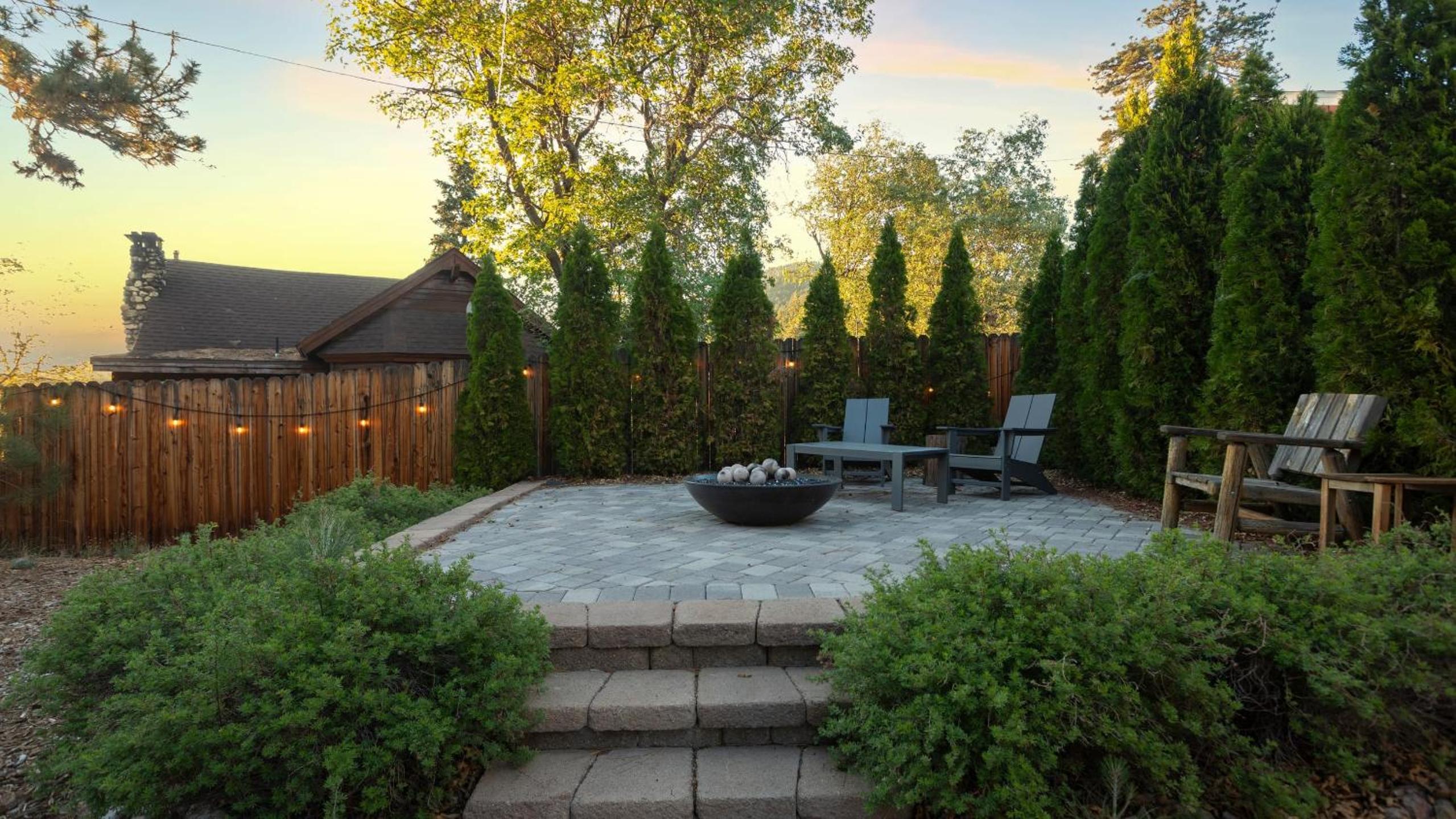 Big Tree Lodge Cozy Cabin w Firepit Piano Bar Deck