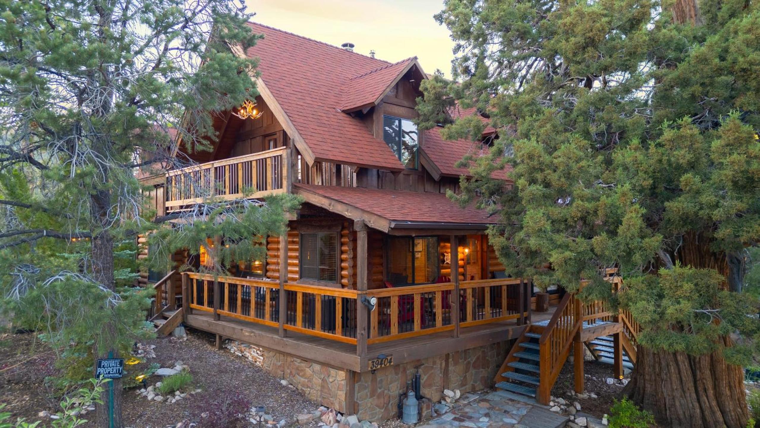 Big Tree Lodge Cozy Cabin w Firepit Piano Bar Deck