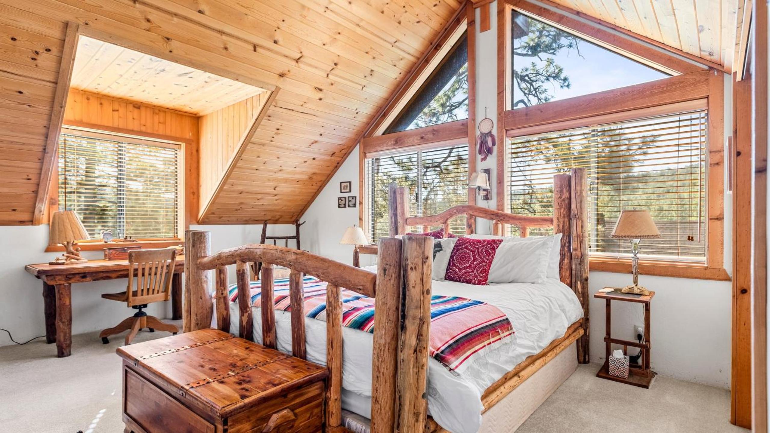 Big Tree Lodge Cozy Cabin w Firepit Piano Bar Deck