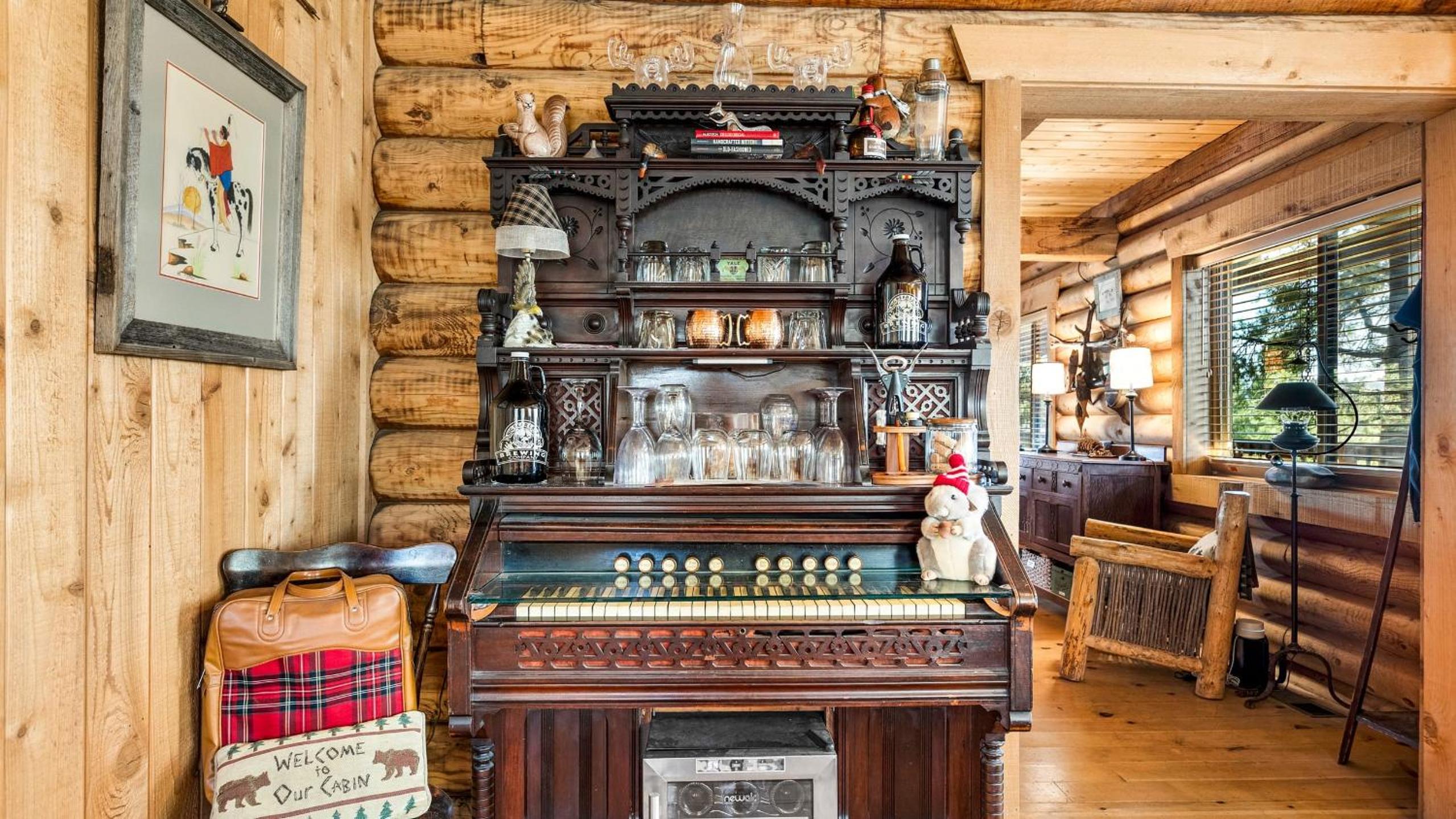Big Tree Lodge Cozy Cabin w Firepit Piano Bar Deck