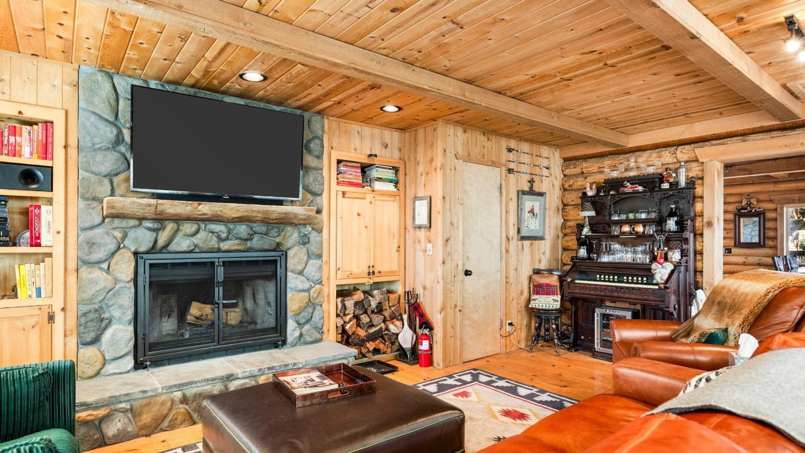 Big Tree Lodge Cozy Cabin w Firepit Piano Bar Deck