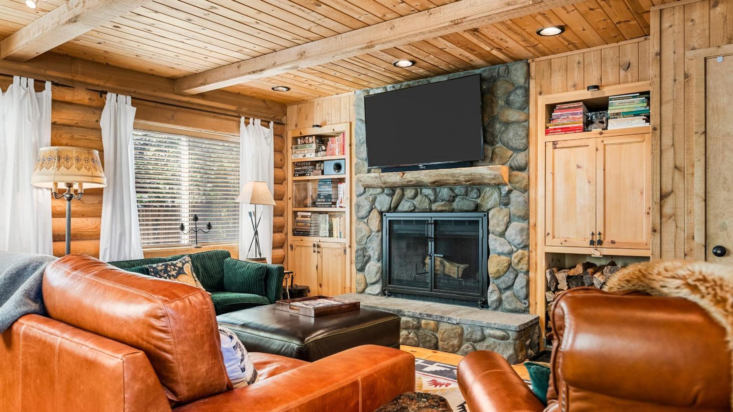 Big Tree Lodge Cozy Cabin w Firepit Piano Bar Deck