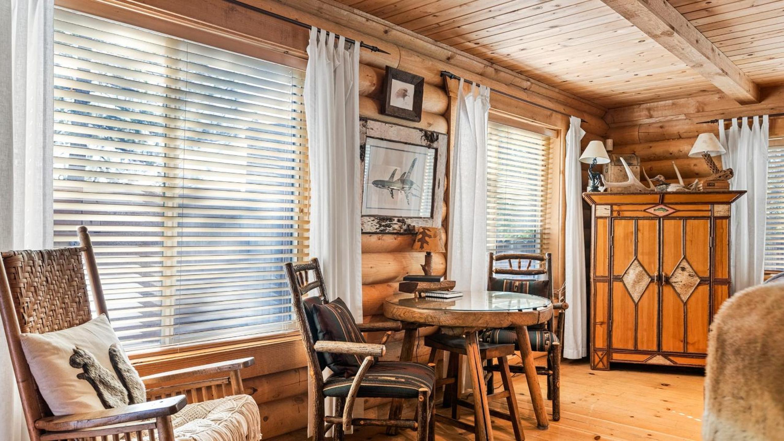 Big Tree Lodge Cozy Cabin w Firepit Piano Bar Deck