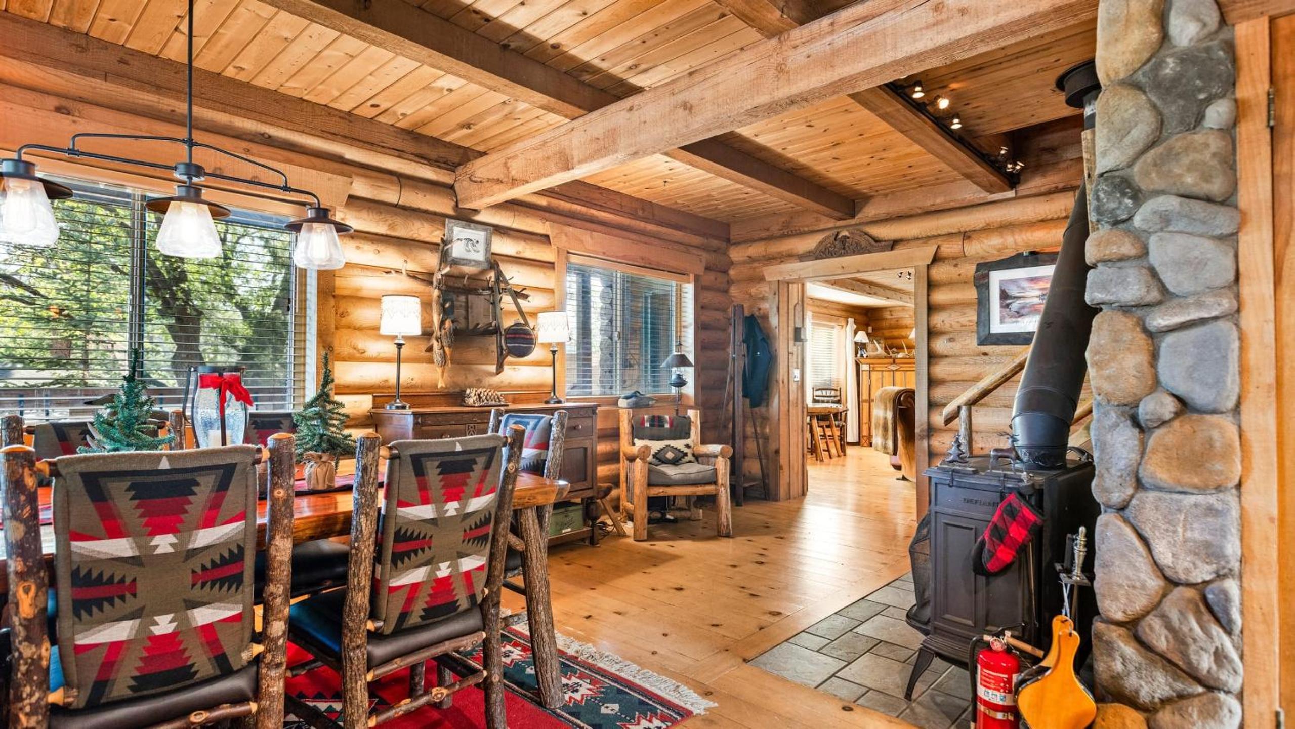Big Tree Lodge Cozy Cabin w Firepit Piano Bar Deck