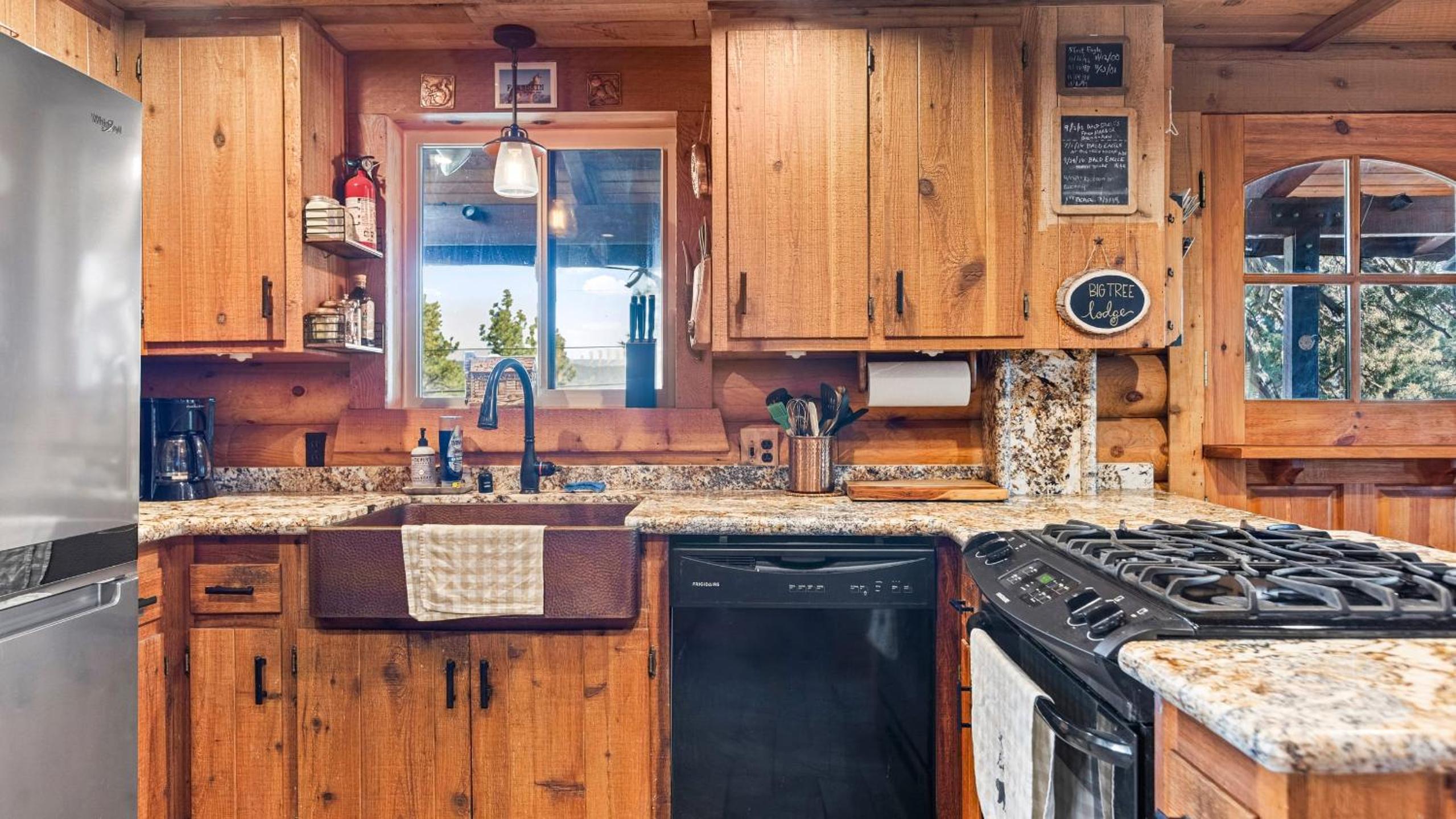 Big Tree Lodge Cozy Cabin w Firepit Piano Bar Deck