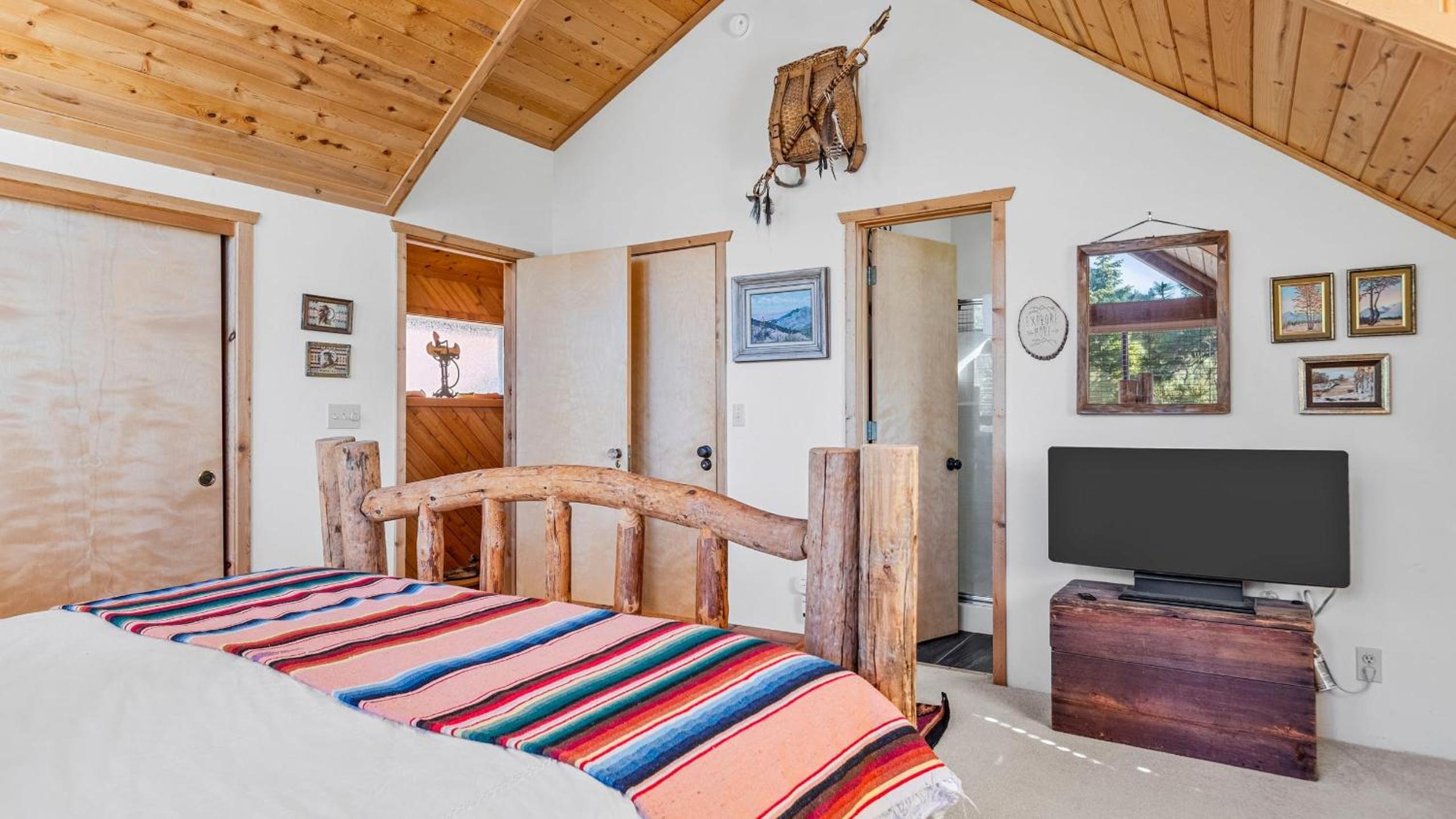 Big Tree Lodge Cozy Cabin w Firepit Piano Bar Deck