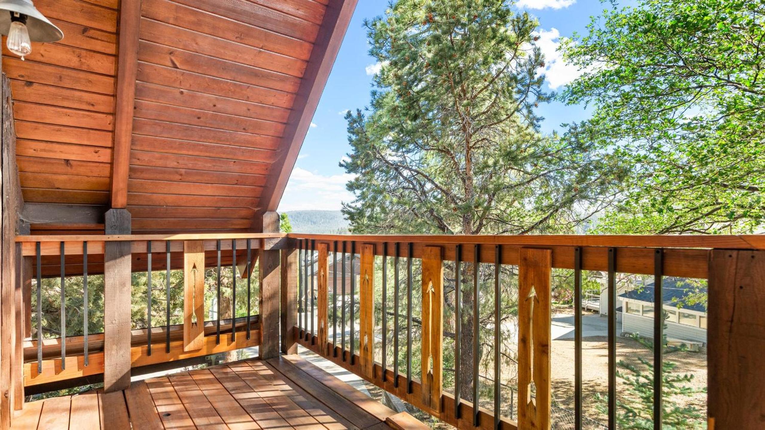 Big Tree Lodge Cozy Cabin w Firepit Piano Bar Deck