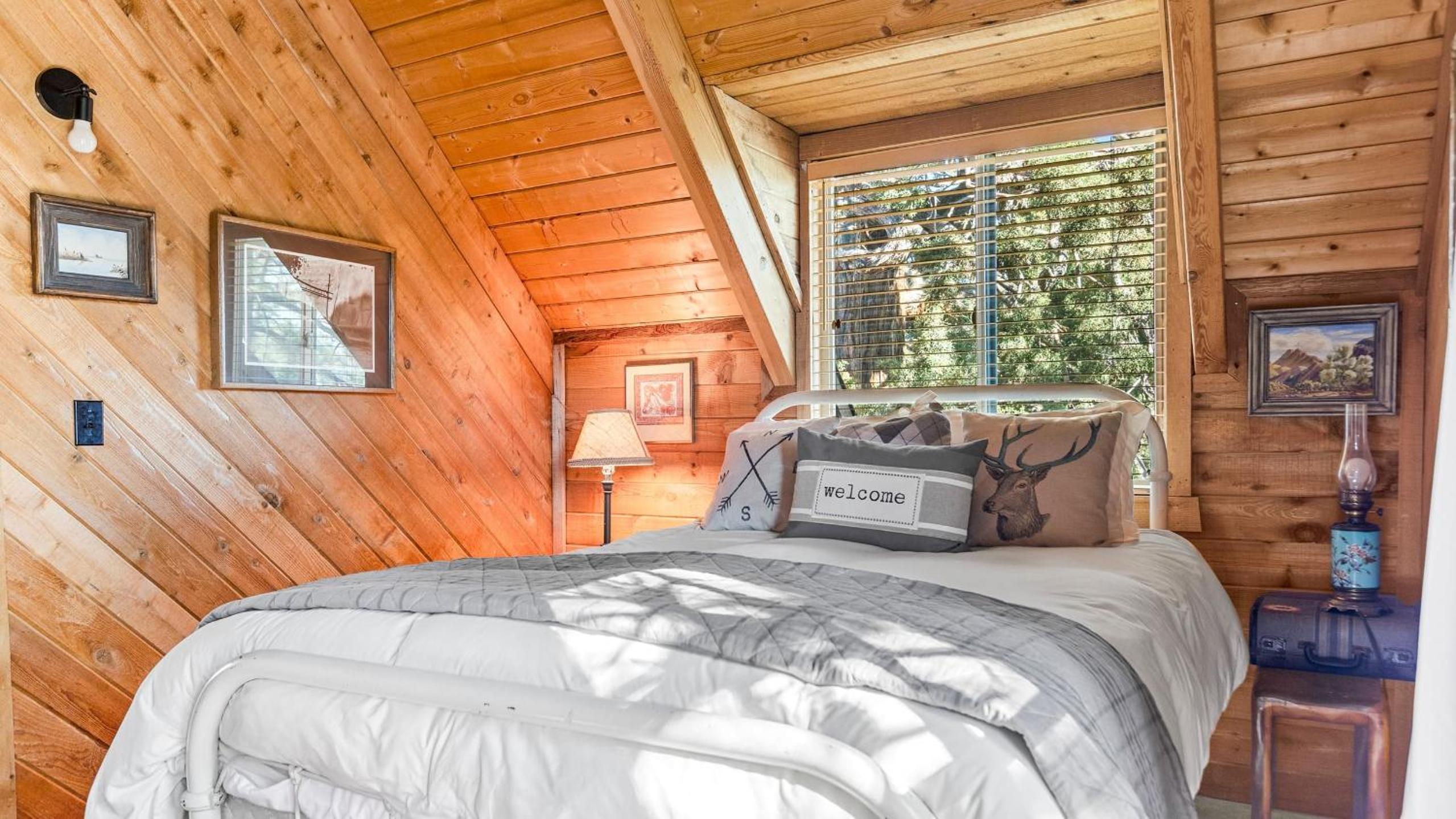 Big Tree Lodge Cozy Cabin w Firepit Piano Bar Deck