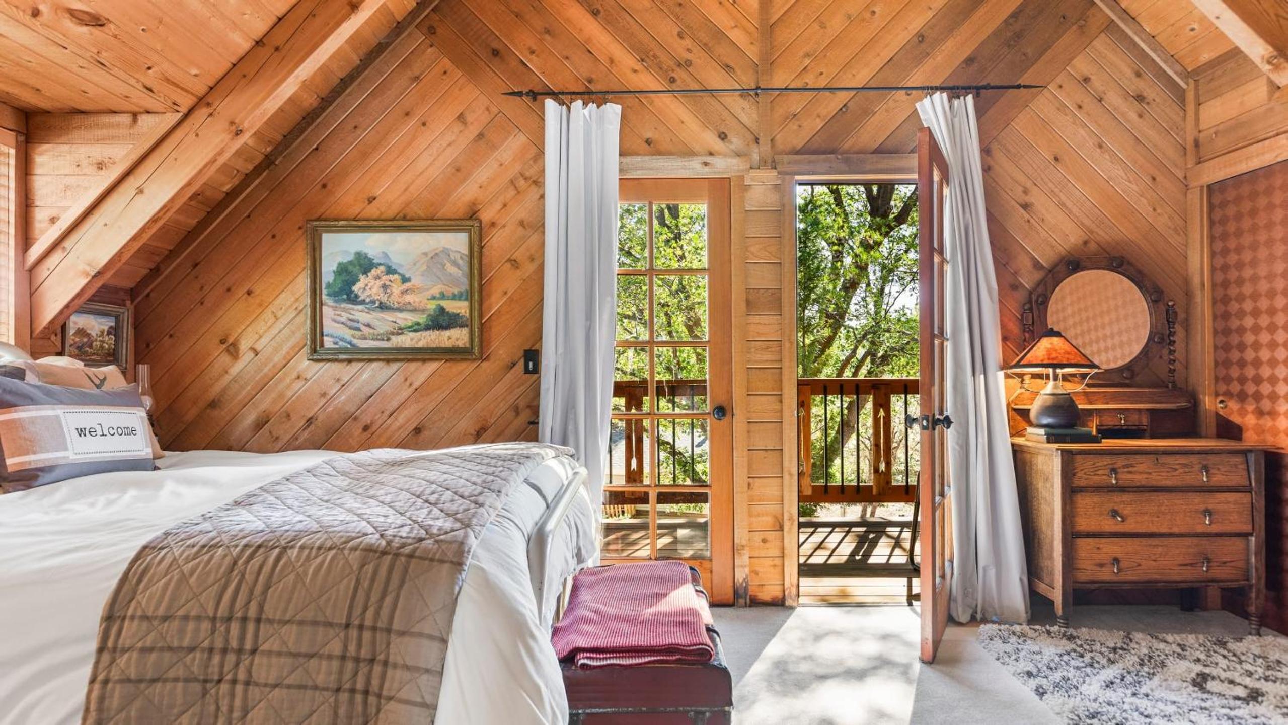 Big Tree Lodge Cozy Cabin w Firepit Piano Bar Deck