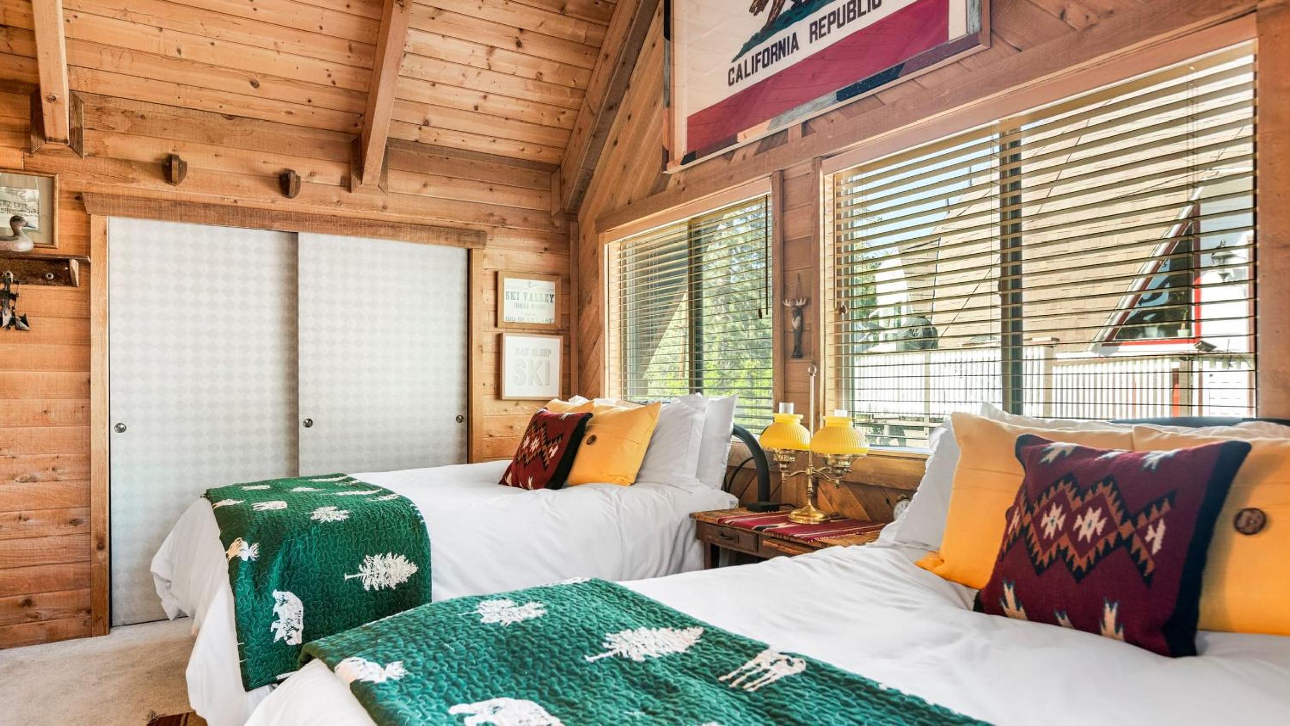 Big Tree Lodge Cozy Cabin w Firepit Piano Bar Deck