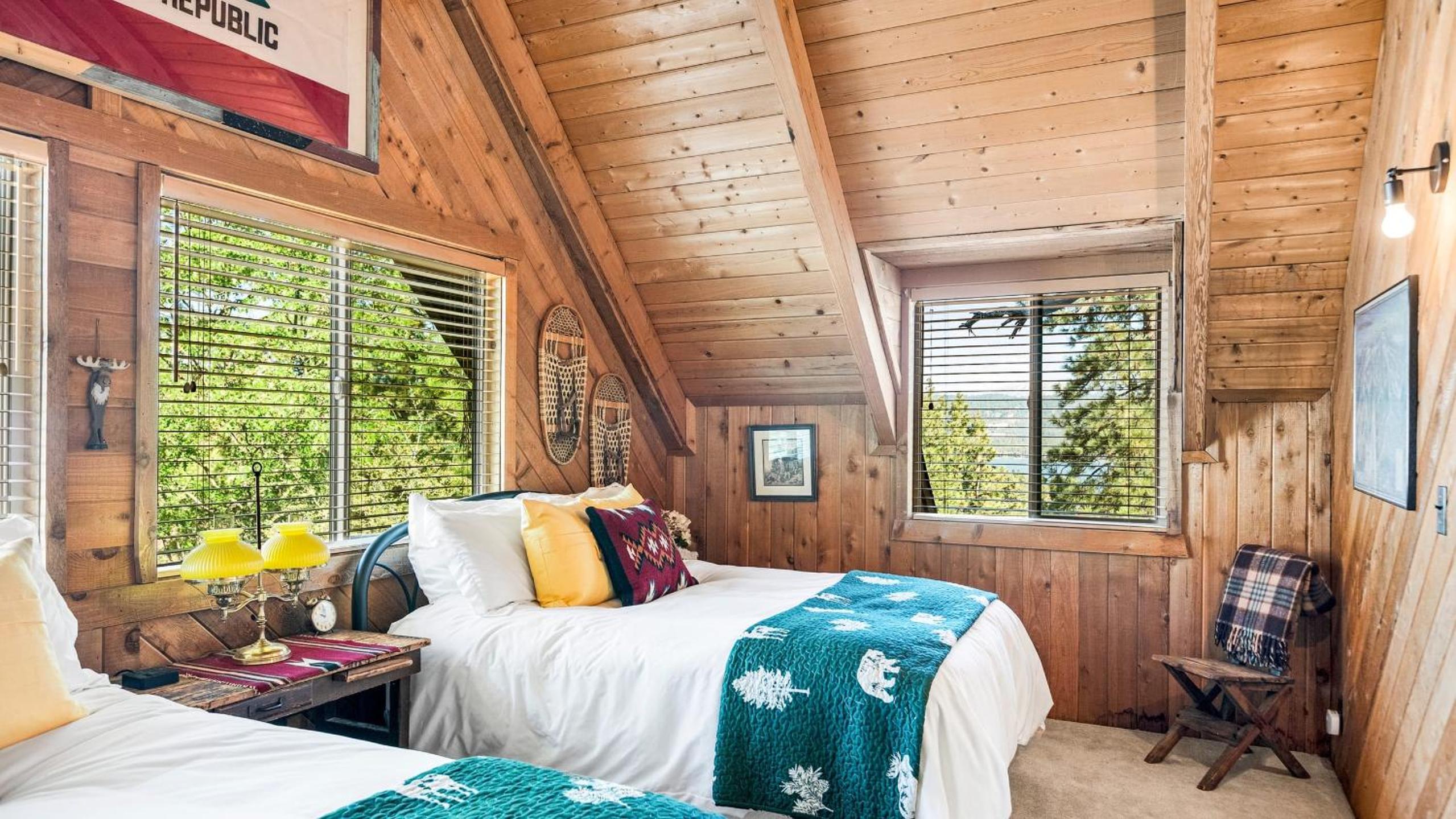 Big Tree Lodge Cozy Cabin w Firepit Piano Bar Deck