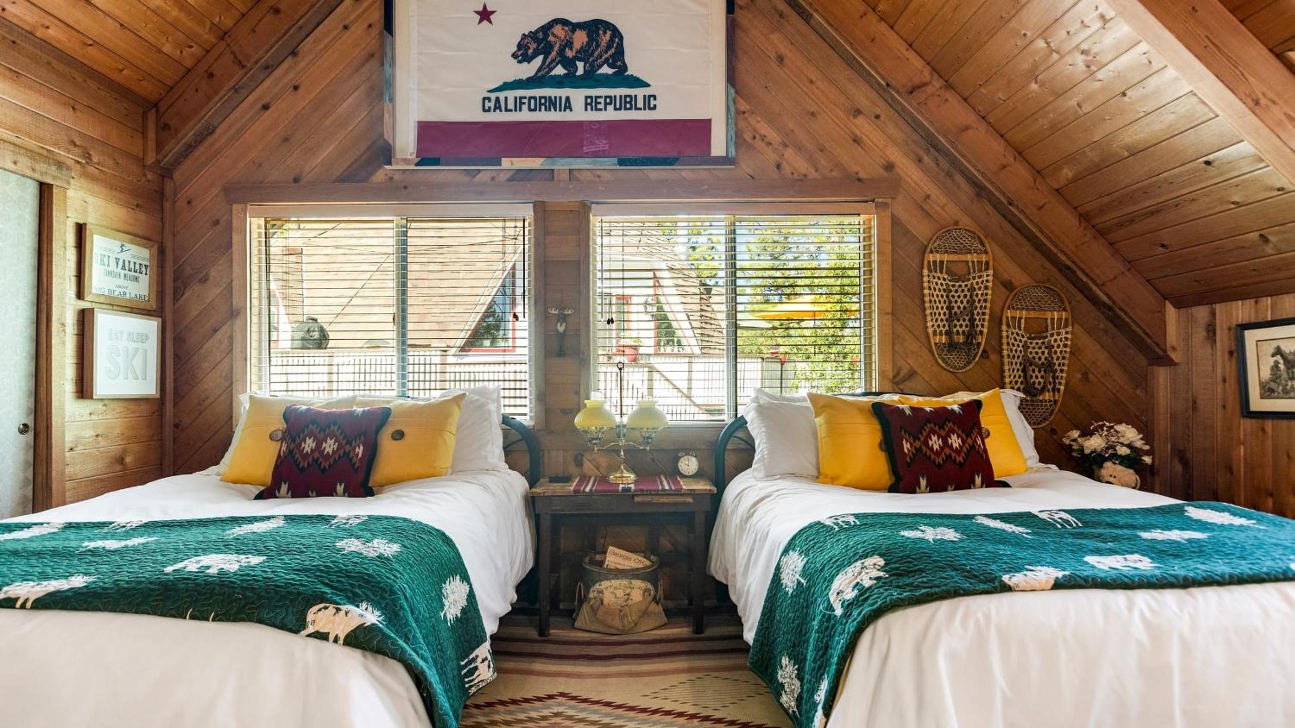Big Tree Lodge Cozy Cabin w Firepit Piano Bar Deck