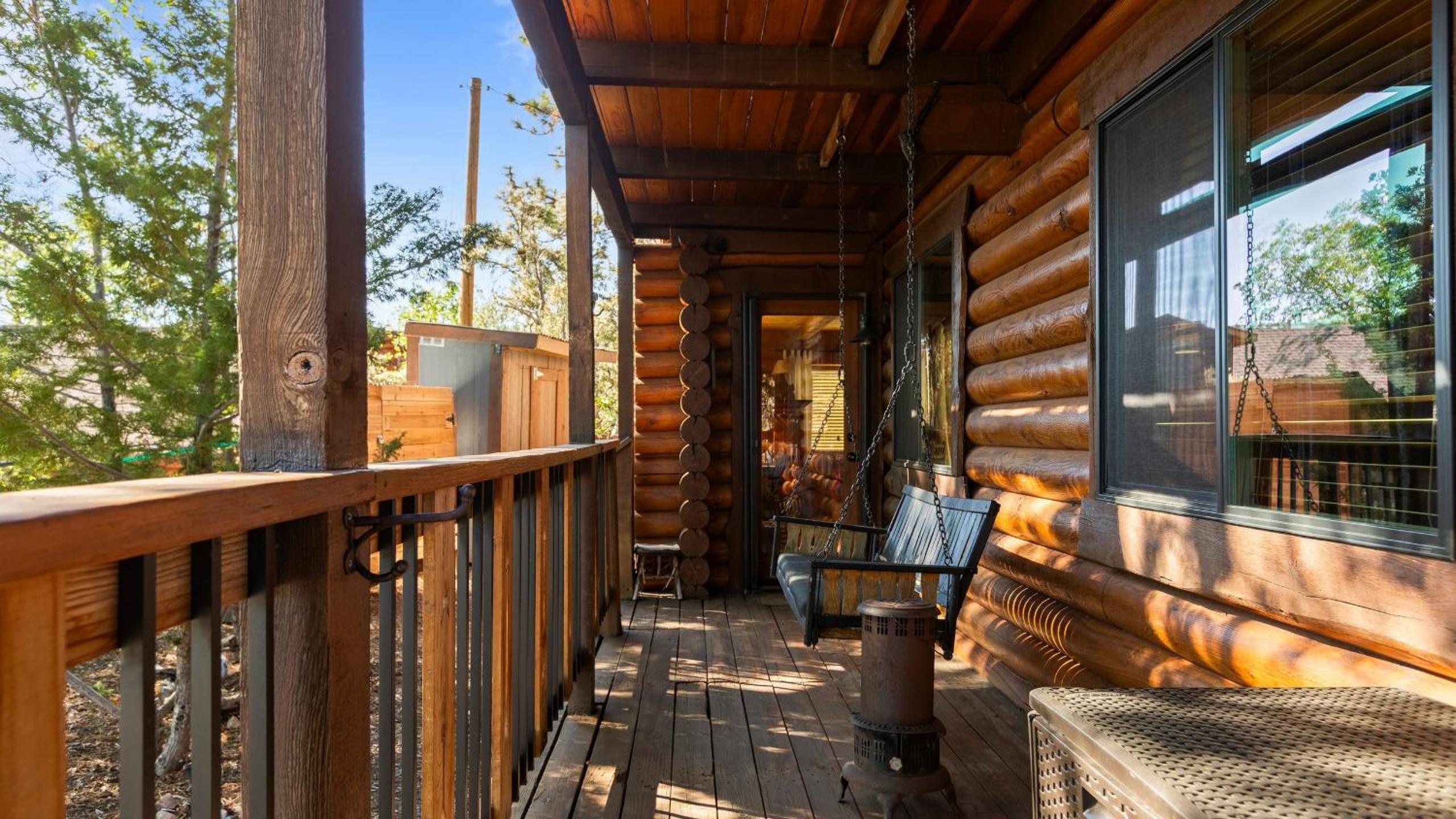Big Tree Lodge Cozy Cabin w Firepit Piano Bar Deck