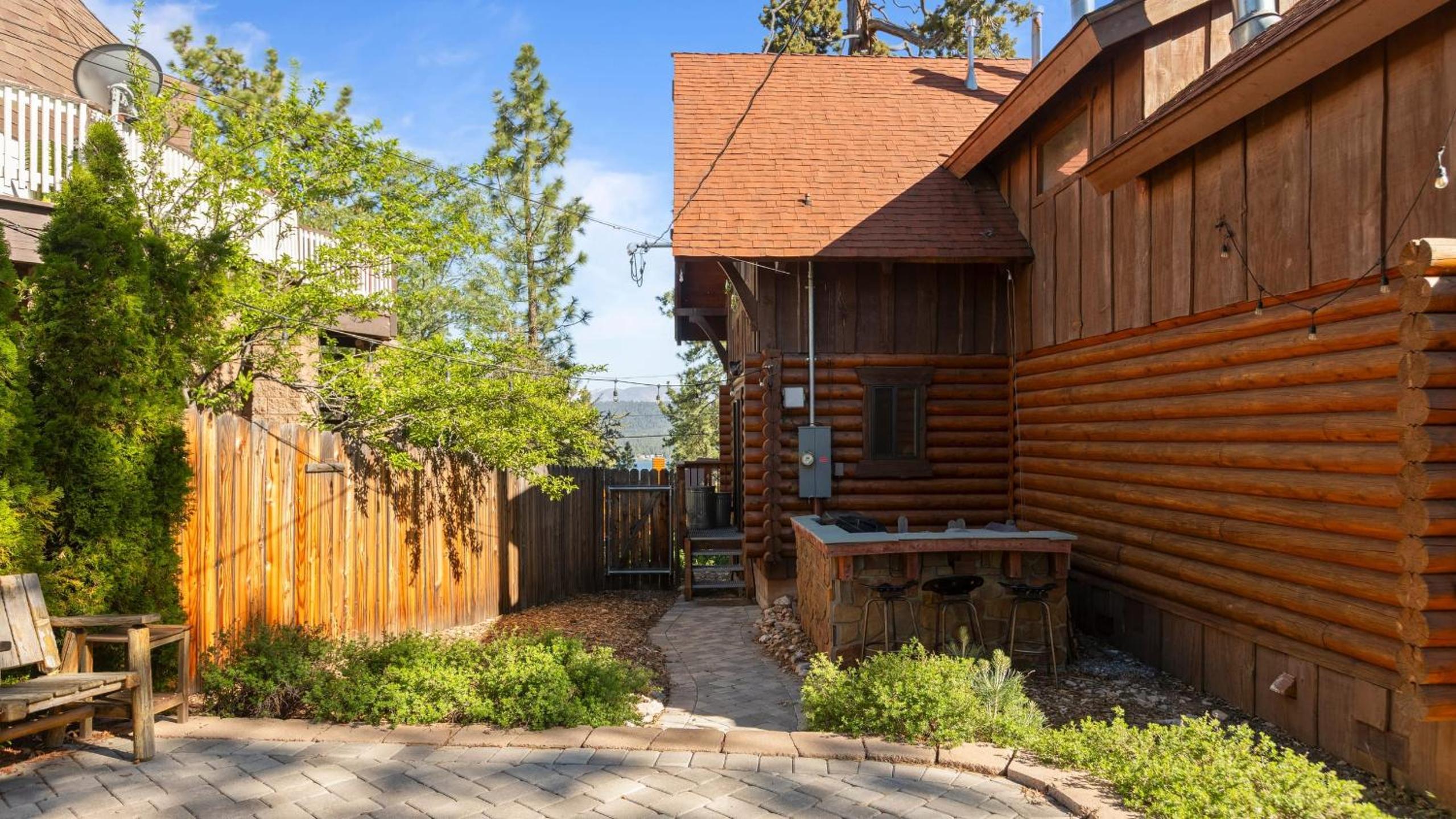 Big Tree Lodge Cozy Cabin w Firepit Piano Bar Deck