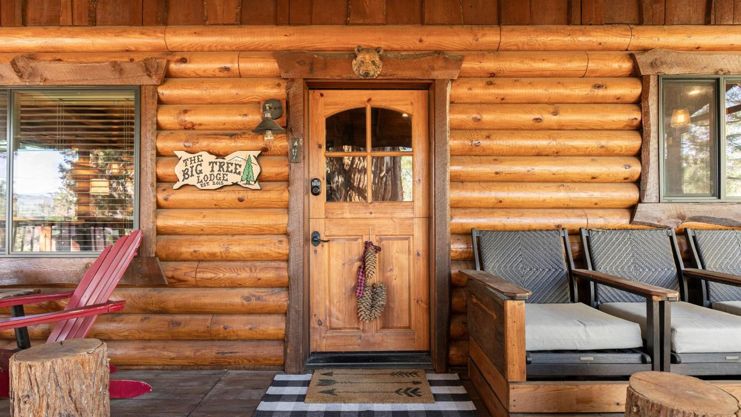 Big Tree Lodge Cozy Cabin w Firepit Piano Bar Deck