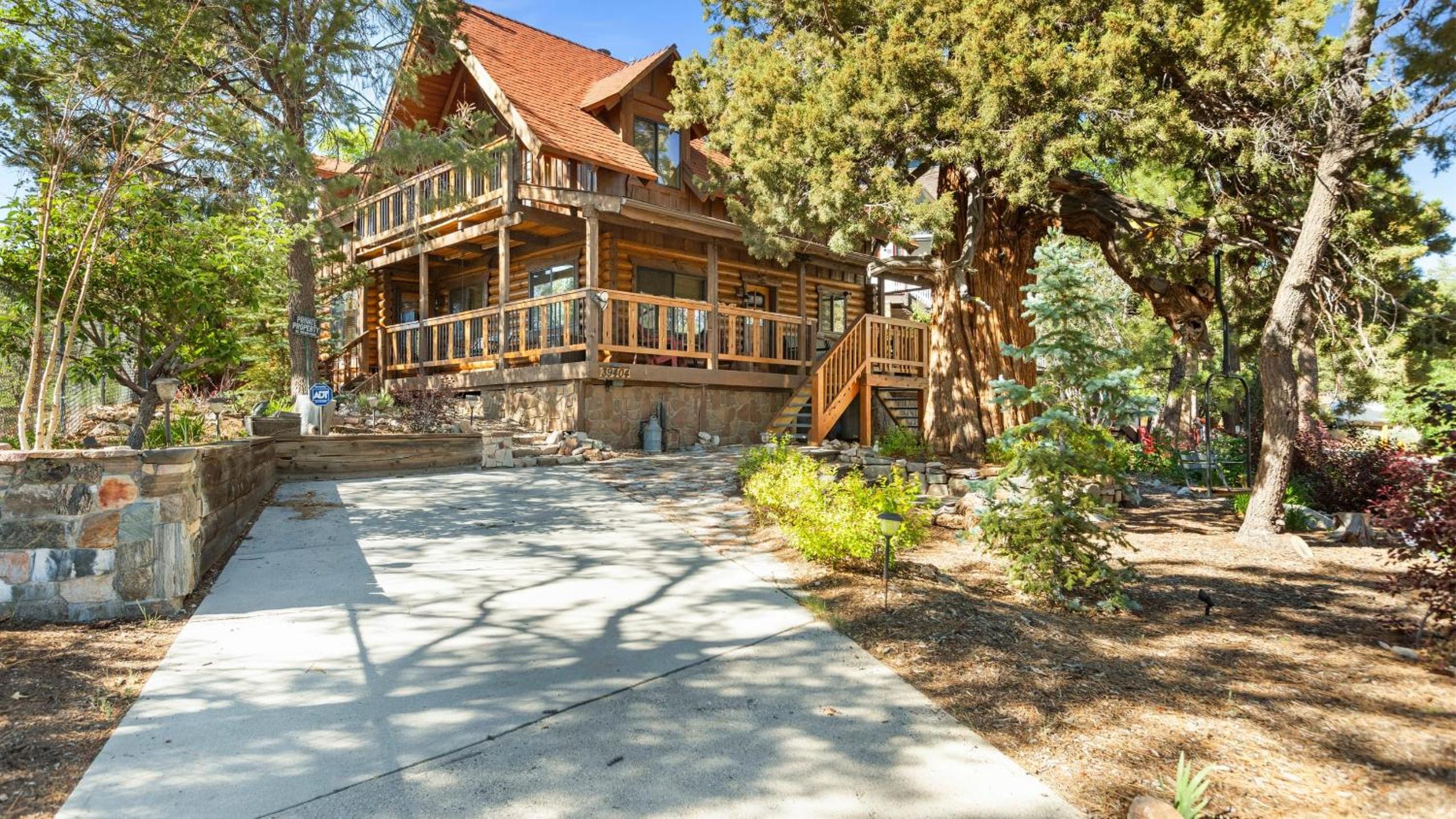 Big Tree Lodge Cozy Cabin w Firepit Piano Bar Deck
