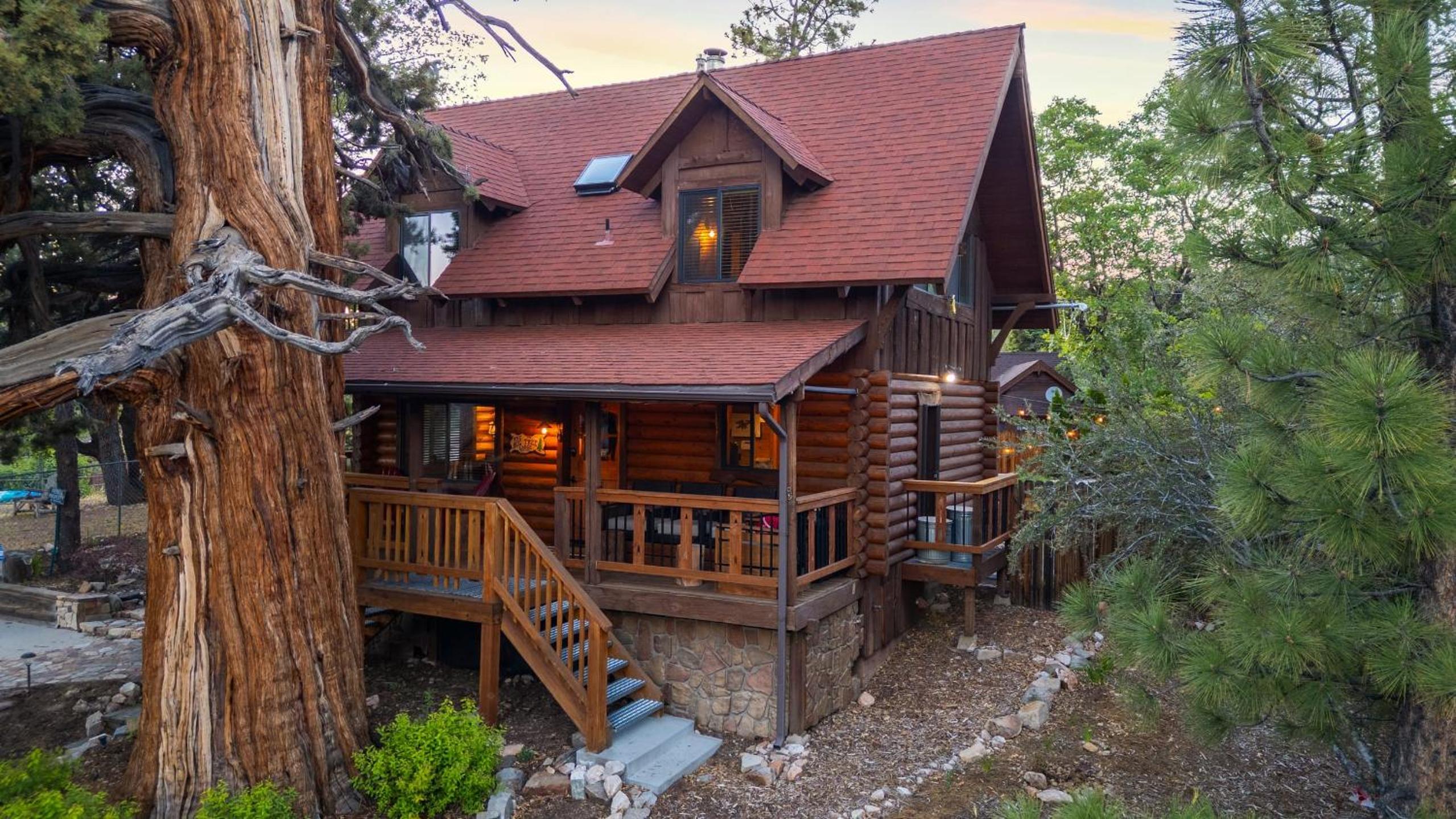 Big Tree Lodge Cozy Cabin w Firepit Piano Bar Deck