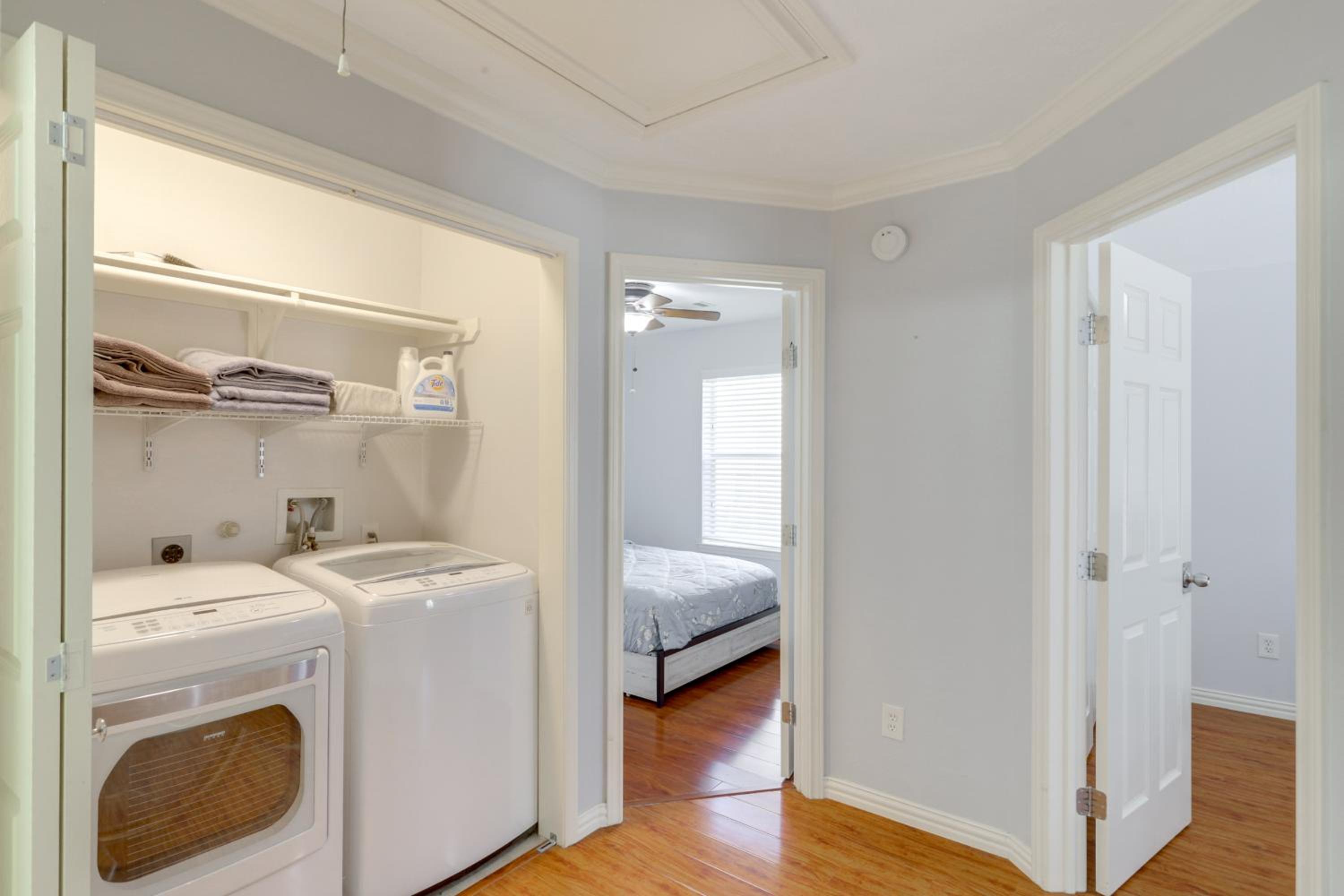Dogs Welcome, Fenced Yard Richmond Retreat!