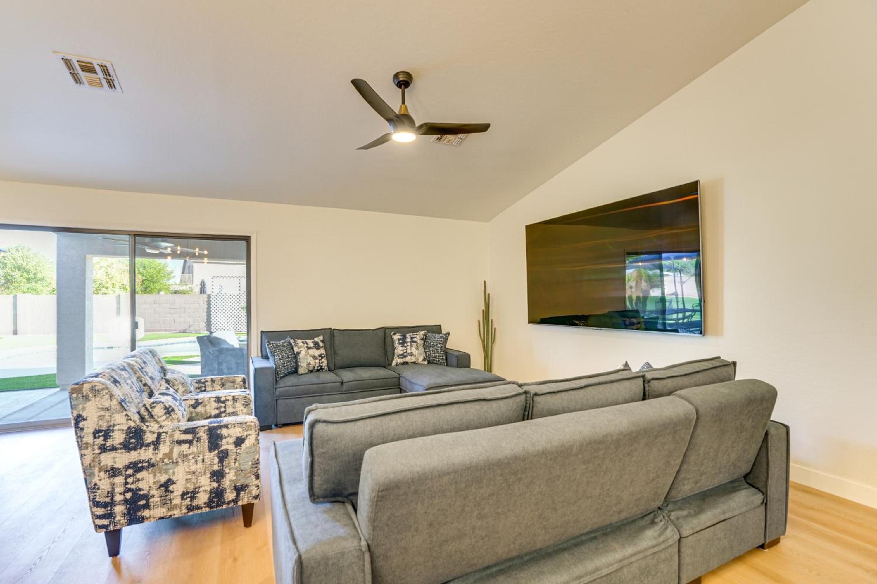 Spacious Backyard with Putting Green Peoria Retreat