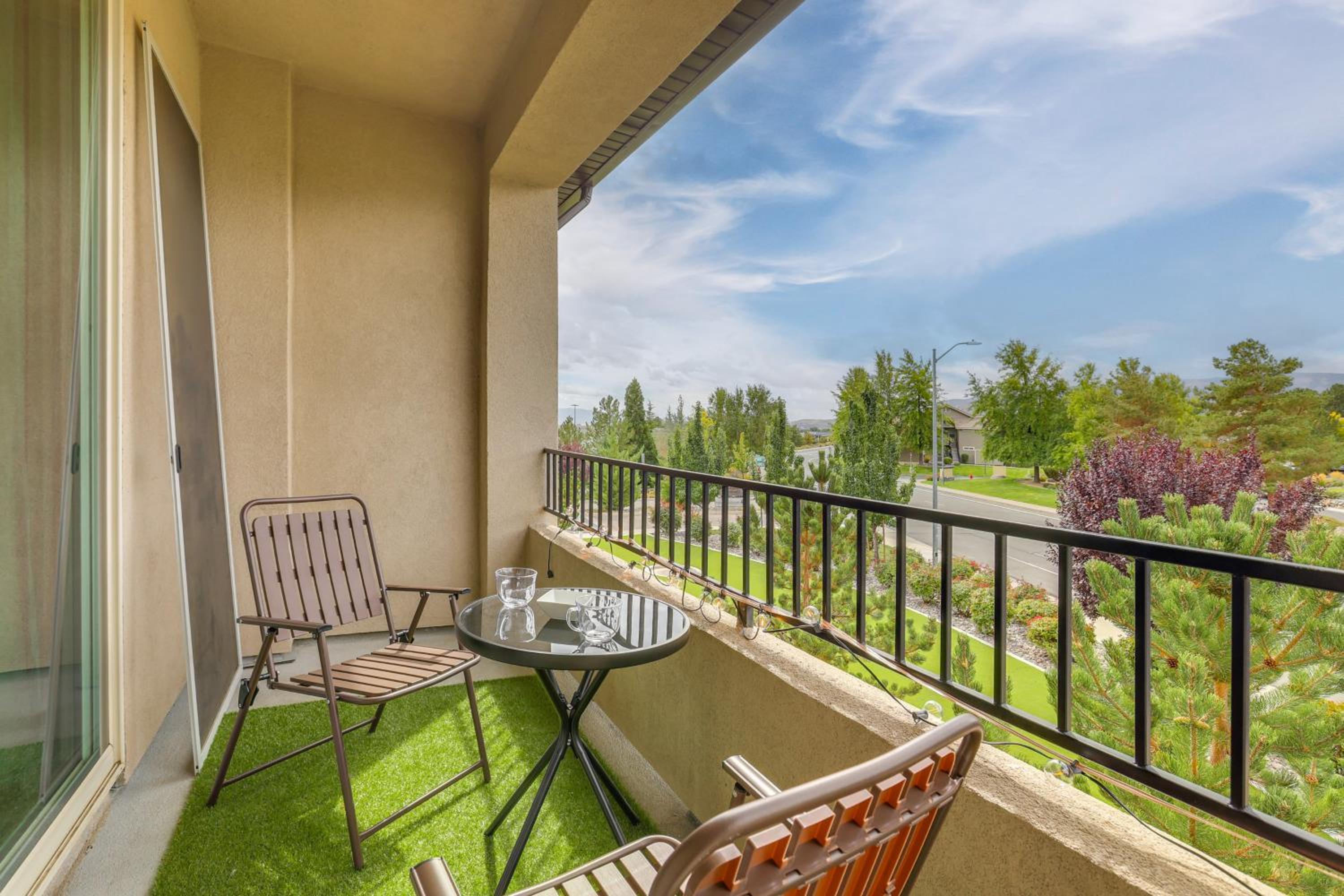Home Base with Easy 1-80 Access 4 Mi to Dtwn Reno!