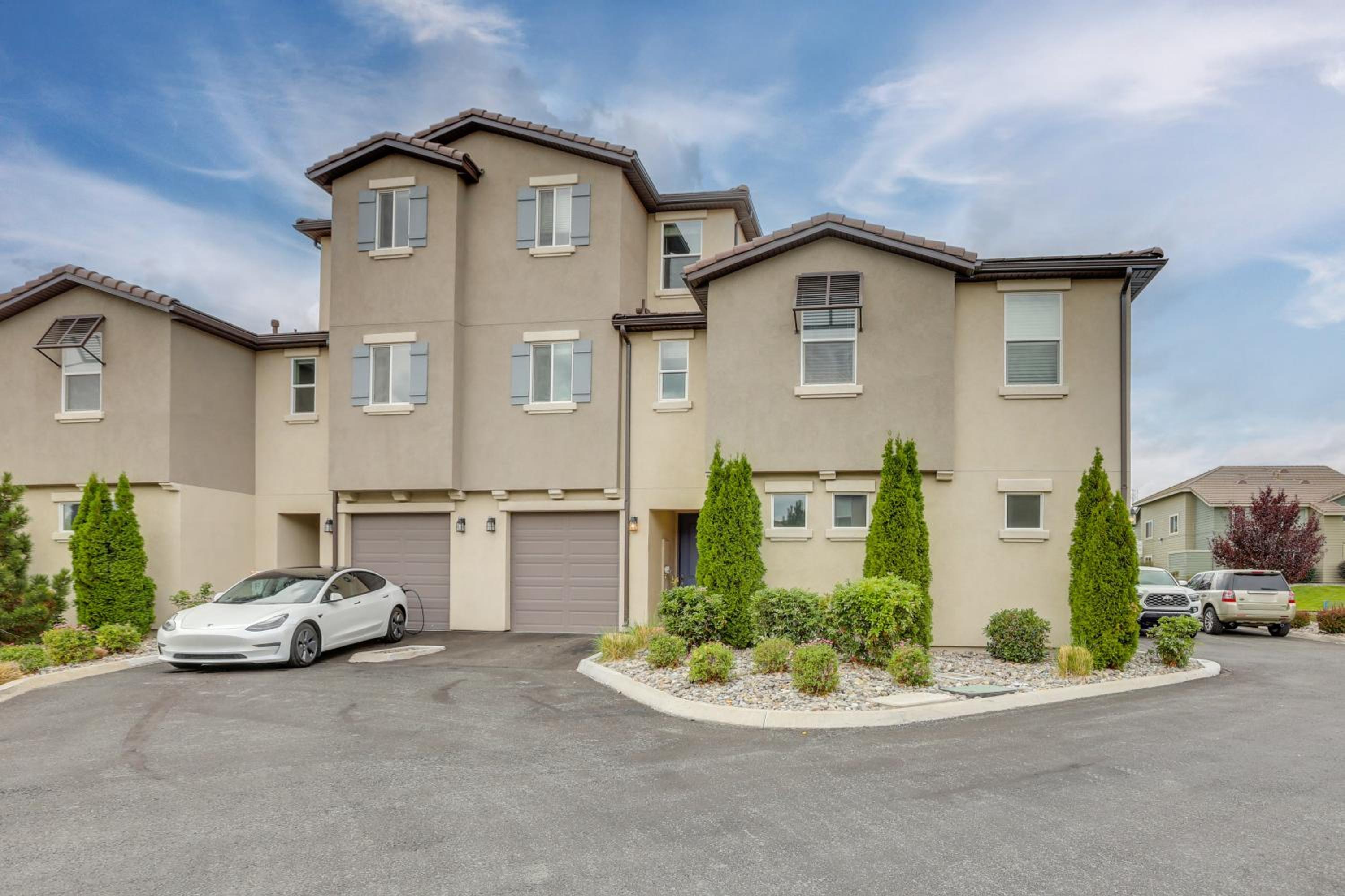 Home Base with Easy 1-80 Access 4 Mi to Dtwn Reno!
