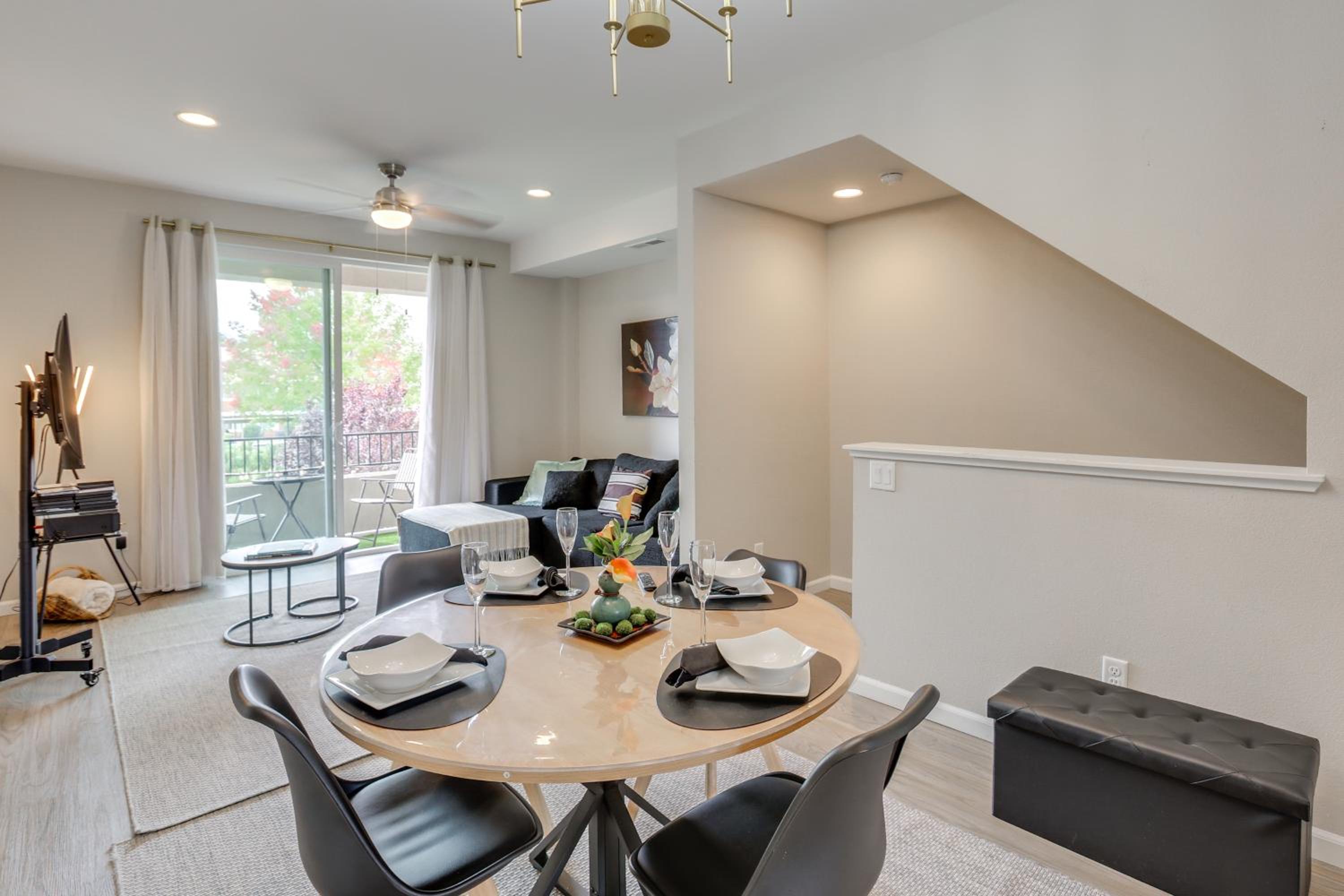 Home Base with Easy 1-80 Access 4 Mi to Dtwn Reno!