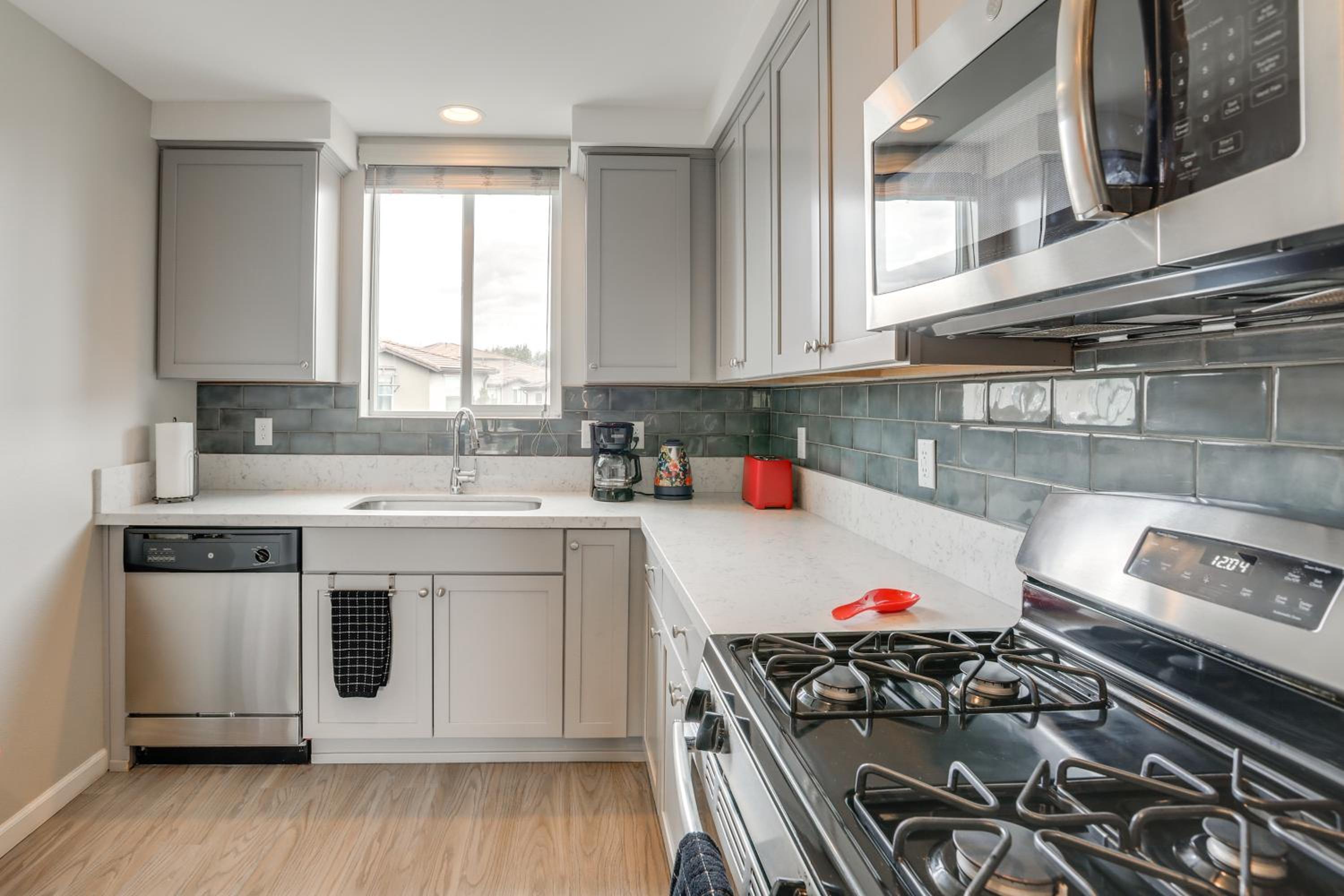Home Base with Easy 1-80 Access 4 Mi to Dtwn Reno!