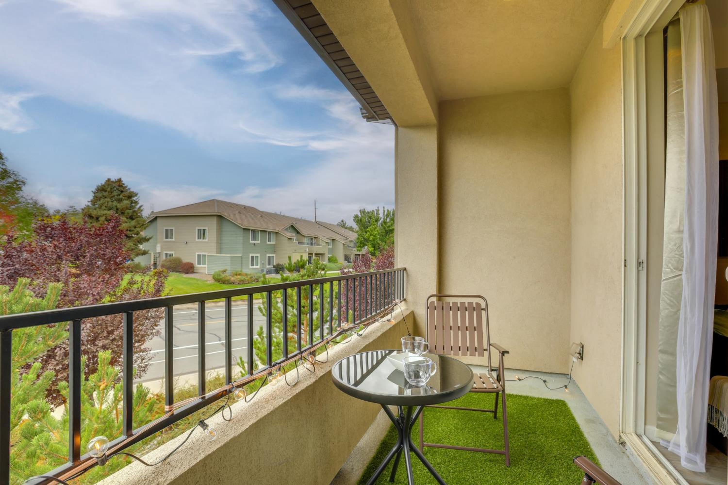 Home Base with Easy 1-80 Access 4 Mi to Dtwn Reno!