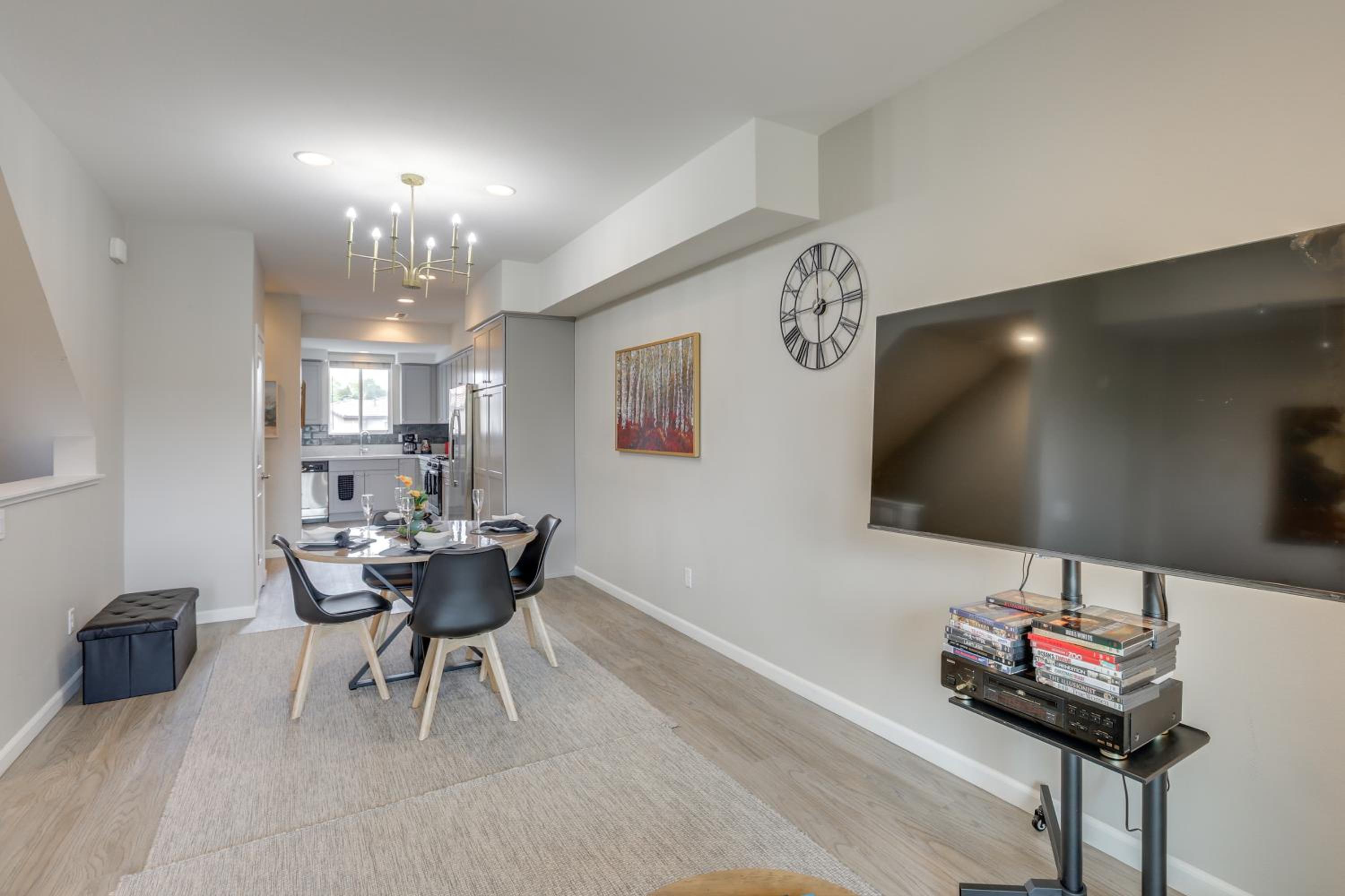 Home Base with Easy 1-80 Access 4 Mi to Dtwn Reno!