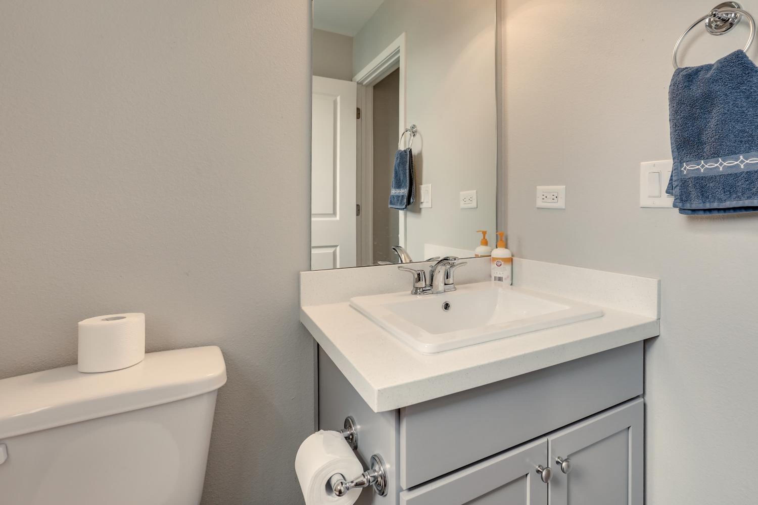Home Base with Easy 1-80 Access 4 Mi to Dtwn Reno!