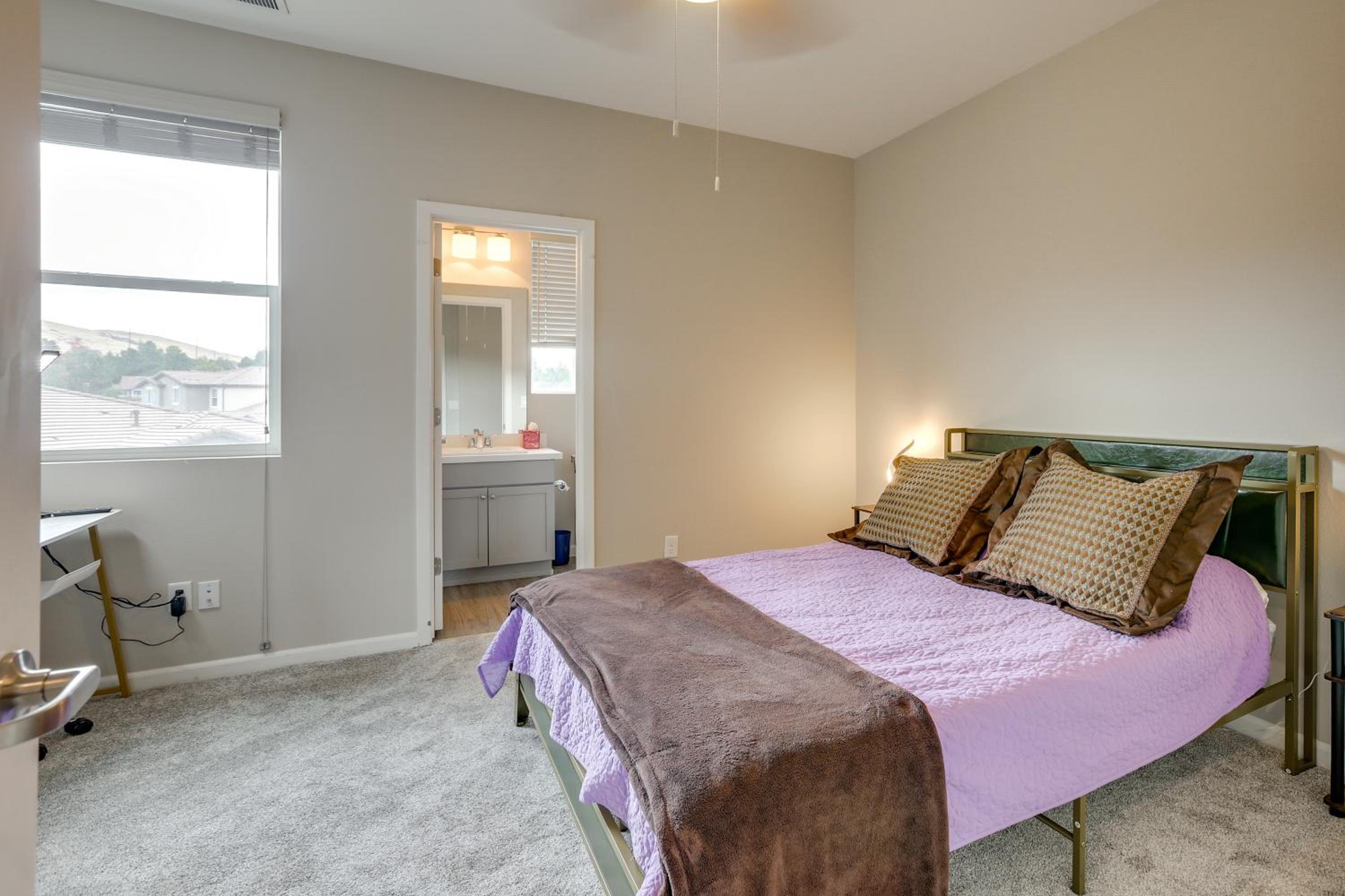 Home Base with Easy 1-80 Access 4 Mi to Dtwn Reno!